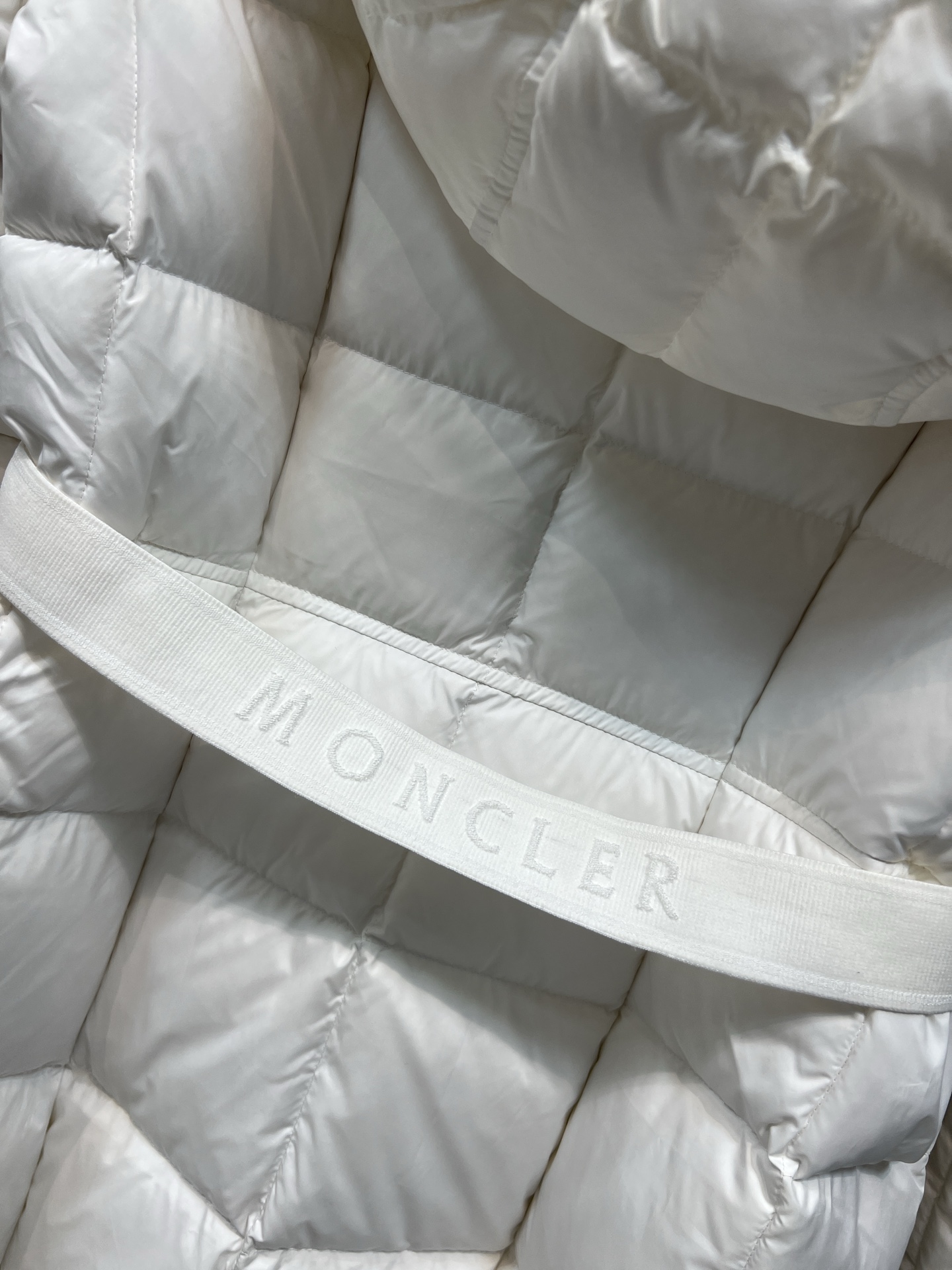 Mo家25秋冬新款 连帽长款羽绒服 经典字母松紧收腰带版型上身超显瘦 干净利落剪裁版型上身百搭时髦又帅气