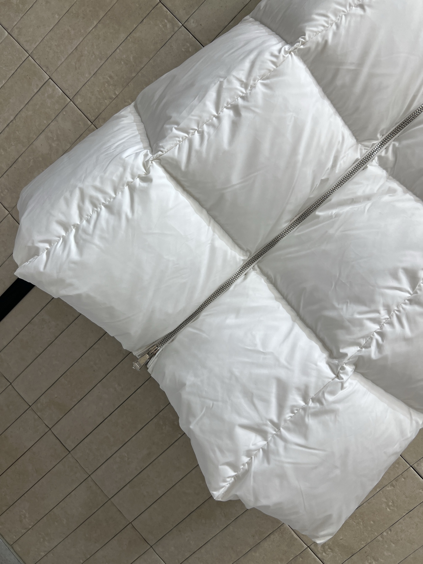 Mo家25秋冬新款 连帽长款羽绒服 经典字母松紧收腰带版型上身超显瘦 干净利落剪裁版型上身百搭时髦又帅气