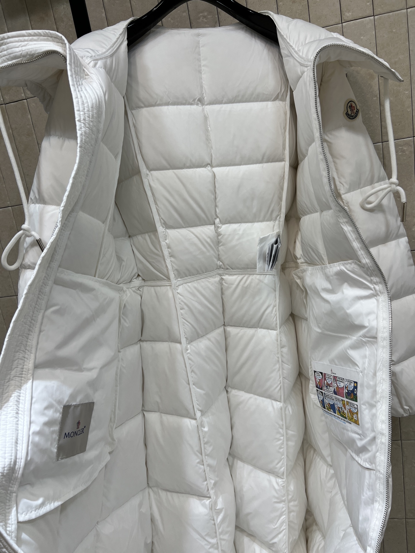 Mo家25秋冬新款 连帽长款羽绒服 经典字母松紧收腰带版型上身超显瘦 干净利落剪裁版型上身百搭时髦又帅气