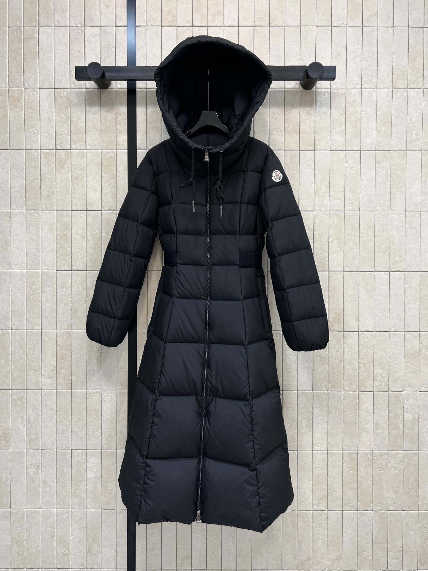 Mo家25秋冬新款 连帽长款羽绒服 经典字母松紧收腰带版型上身超显瘦 干净利落剪裁版型上身百搭时髦又帅气