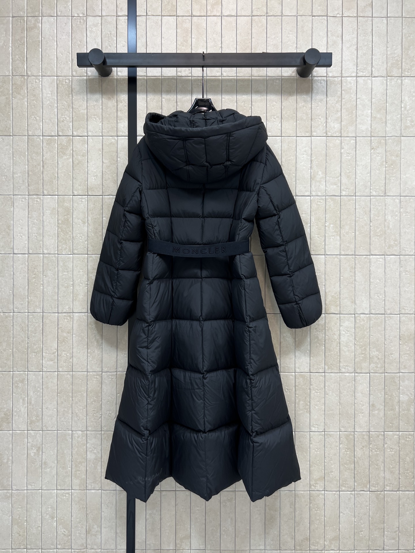 Mo家25秋冬新款 连帽长款羽绒服 经典字母松紧收腰带版型上身超显瘦 干净利落剪裁版型上身百搭时髦又帅气