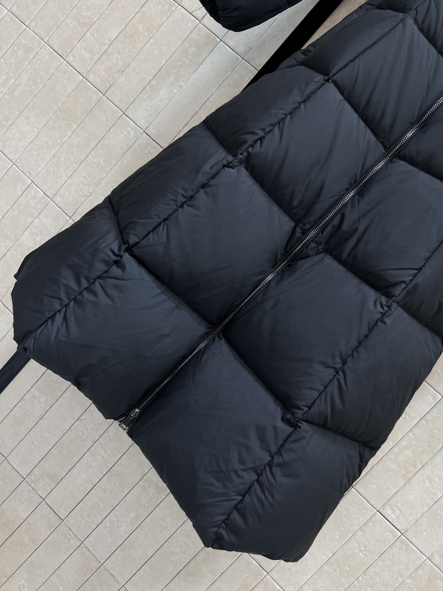 Mo家25秋冬新款 连帽长款羽绒服 经典字母松紧收腰带版型上身超显瘦 干净利落剪裁版型上身百搭时髦又帅气