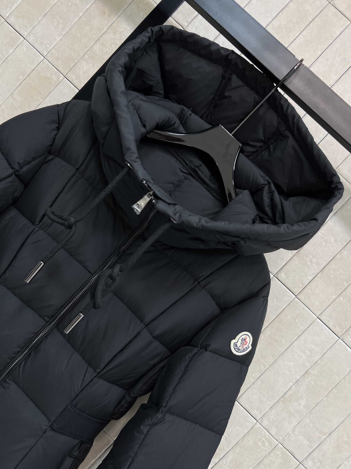 Mo家25秋冬新款 连帽长款羽绒服 经典字母松紧收腰带版型上身超显瘦 干净利落剪裁版型上身百搭时髦又帅气