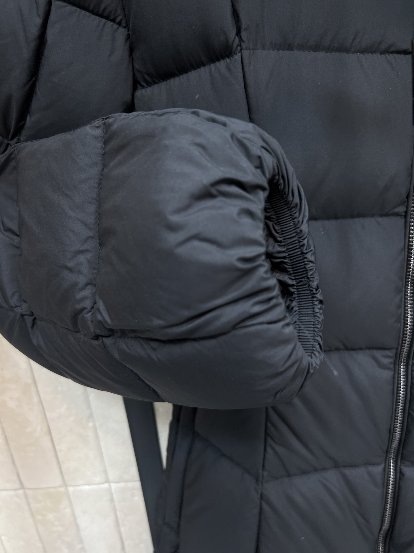 Mo家25秋冬新款 连帽长款羽绒服 经典字母松紧收腰带版型上身超显瘦 干净利落剪裁版型上身百搭时髦又帅气