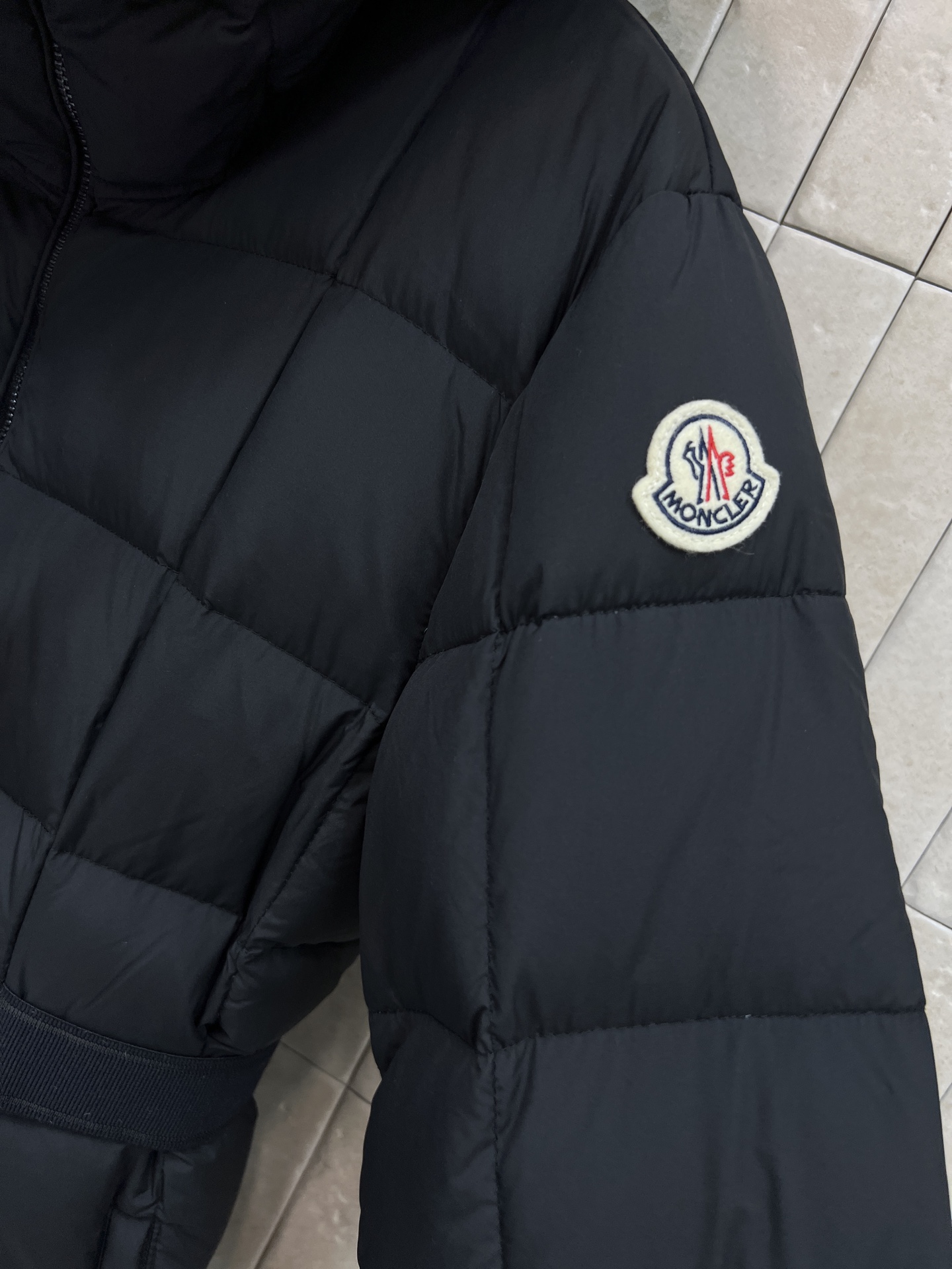 Mo家25秋冬新款 连帽长款羽绒服 经典字母松紧收腰带版型上身超显瘦 干净利落剪裁版型上身百搭时髦又帅气