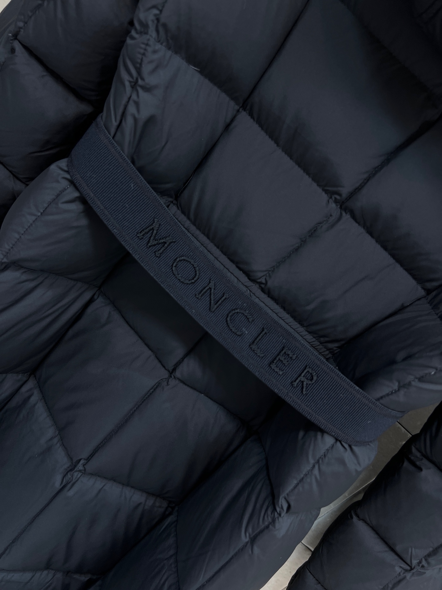 Mo家25秋冬新款 连帽长款羽绒服 经典字母松紧收腰带版型上身超显瘦 干净利落剪裁版型上身百搭时髦又帅气