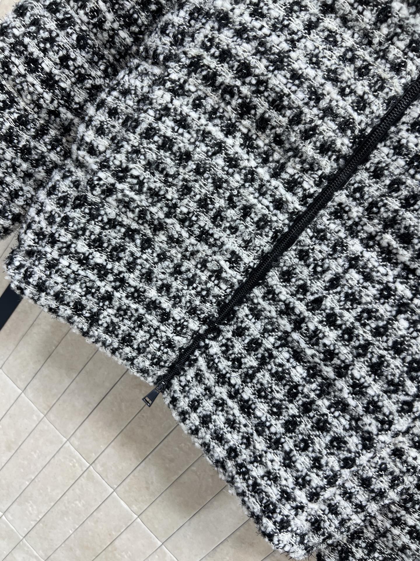 M家 25秋冬新款 粗花呢连帽羽绒服 采用粗花呢编织 红白格纹+黑白格纹/两色 复古小香风感满满 短款设