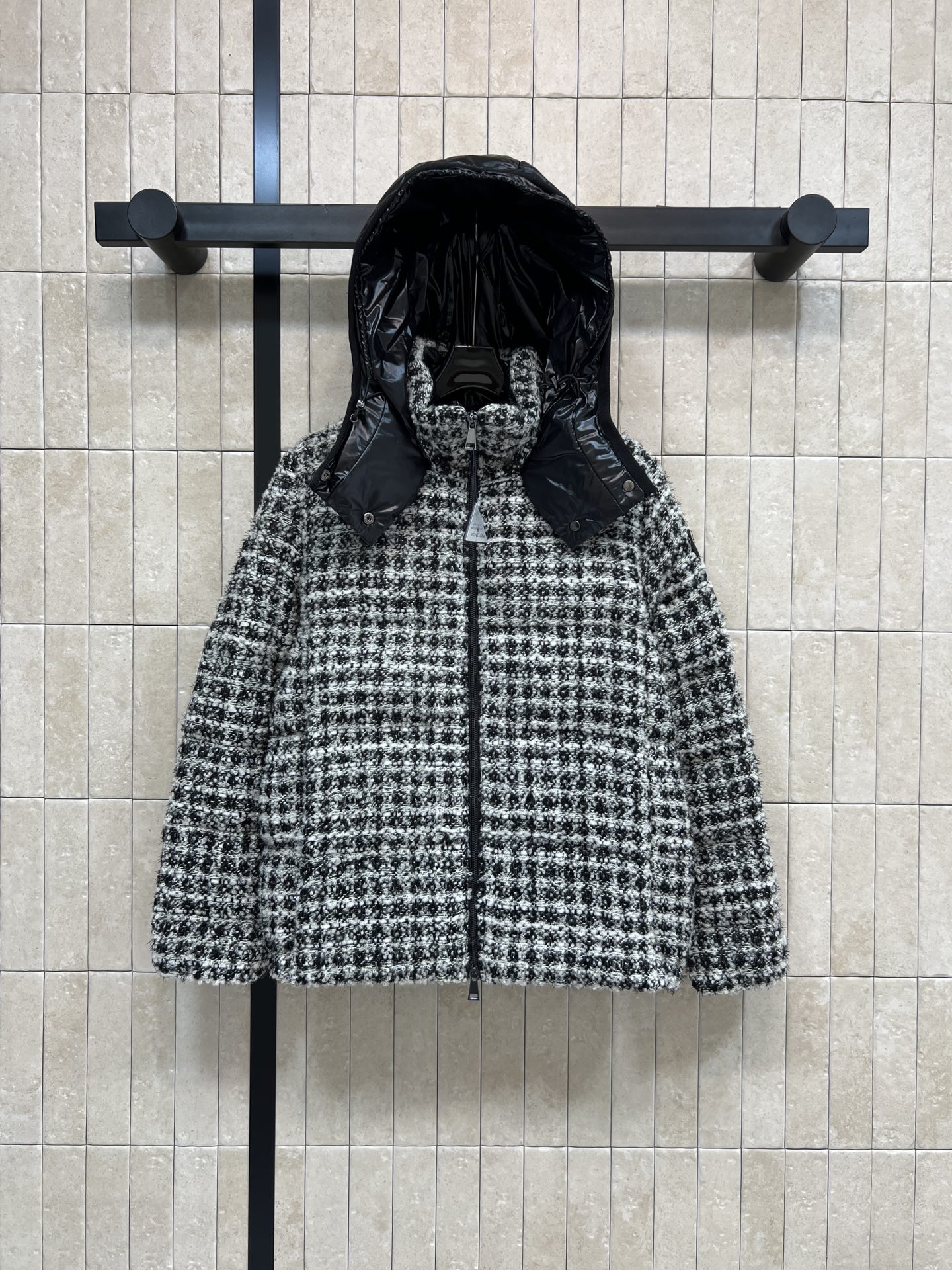 M家 25秋冬新款 粗花呢连帽羽绒服 采用粗花呢编织 红白格纹+黑白格纹/两色 复古小香风感满满 短款设