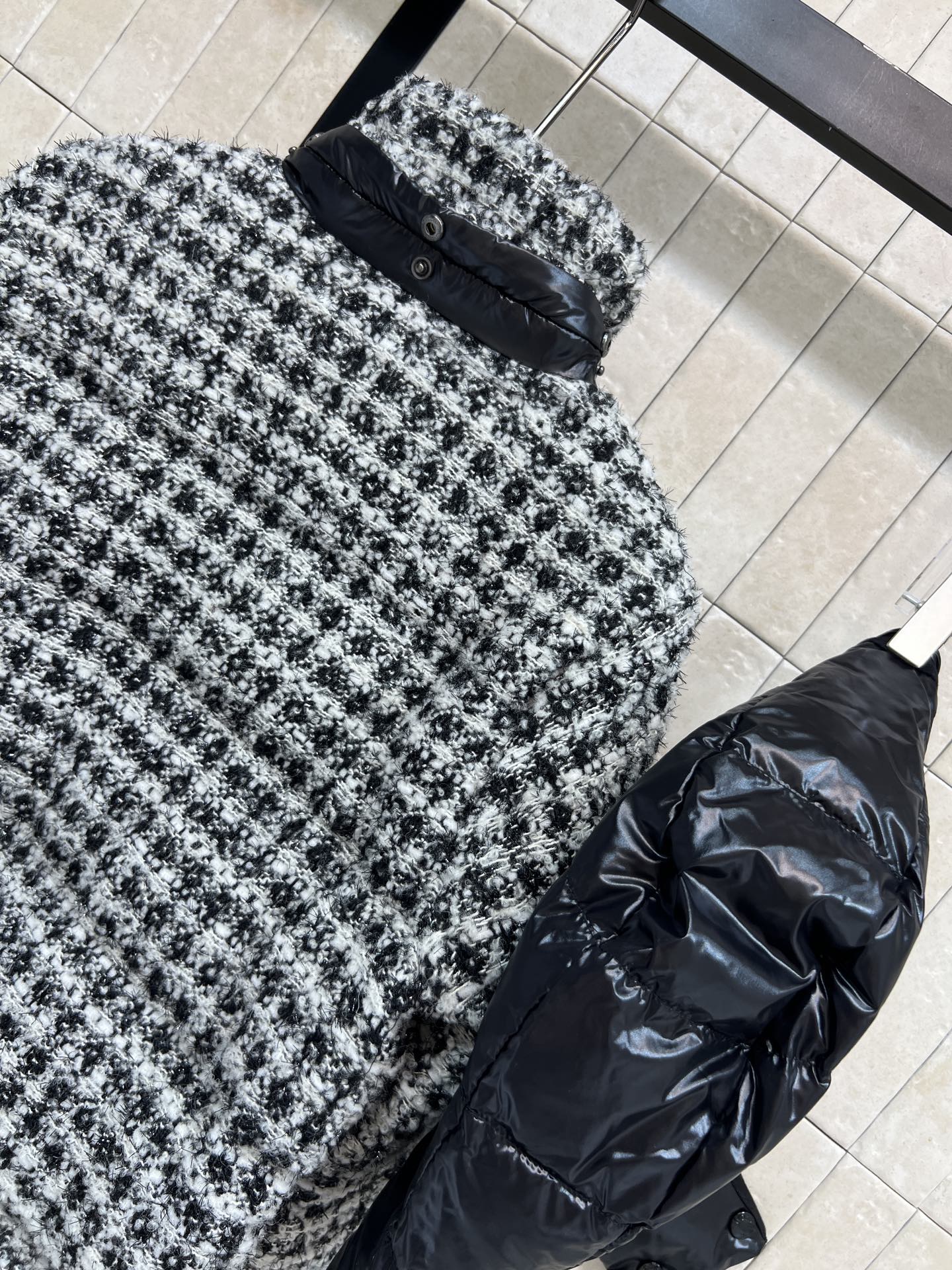 M家 25秋冬新款 粗花呢连帽羽绒服 采用粗花呢编织 红白格纹+黑白格纹/两色 复古小香风感满满 短款设