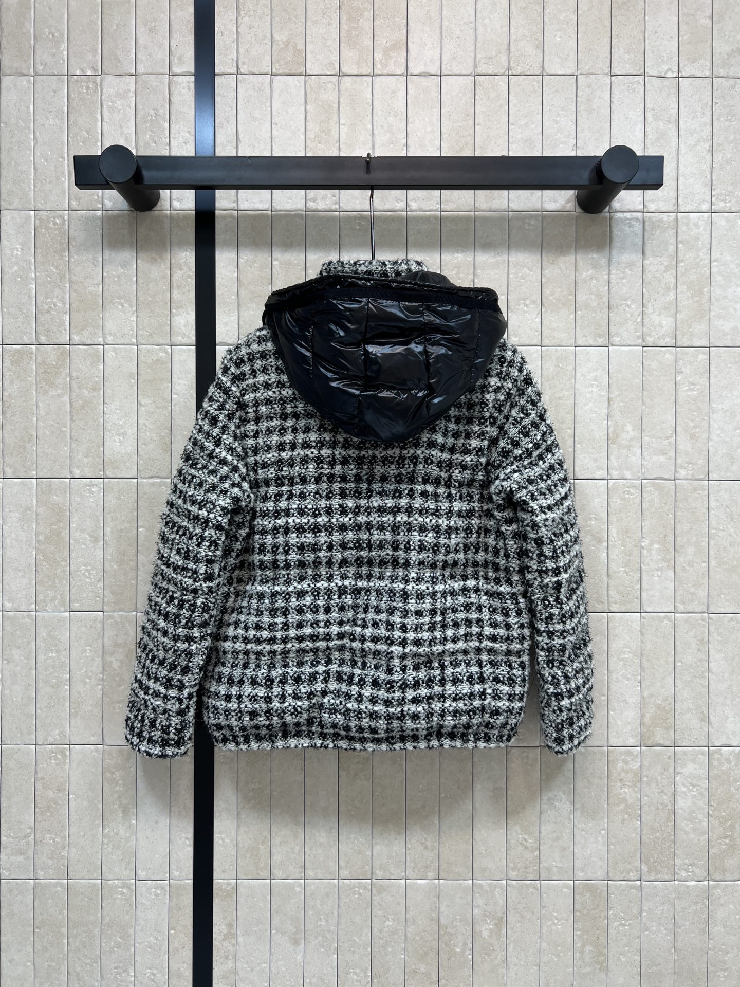 M家 25秋冬新款 粗花呢连帽羽绒服 采用粗花呢编织 红白格纹+黑白格纹/两色 复古小香风感满满 短款设