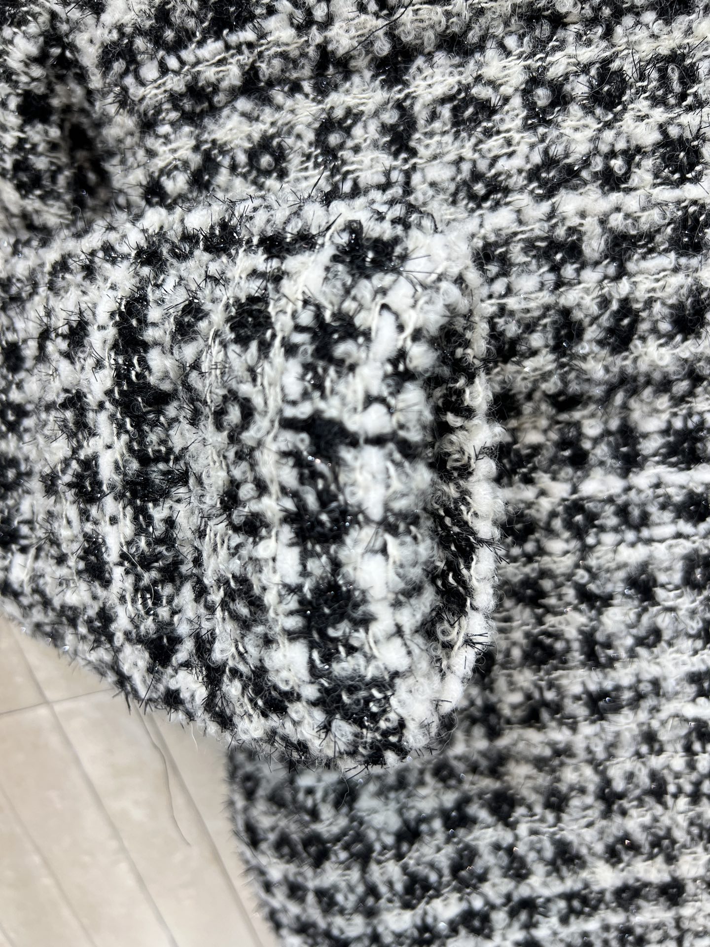 M家 25秋冬新款 粗花呢连帽羽绒服 采用粗花呢编织 红白格纹+黑白格纹/两色 复古小香风感满满 短款设