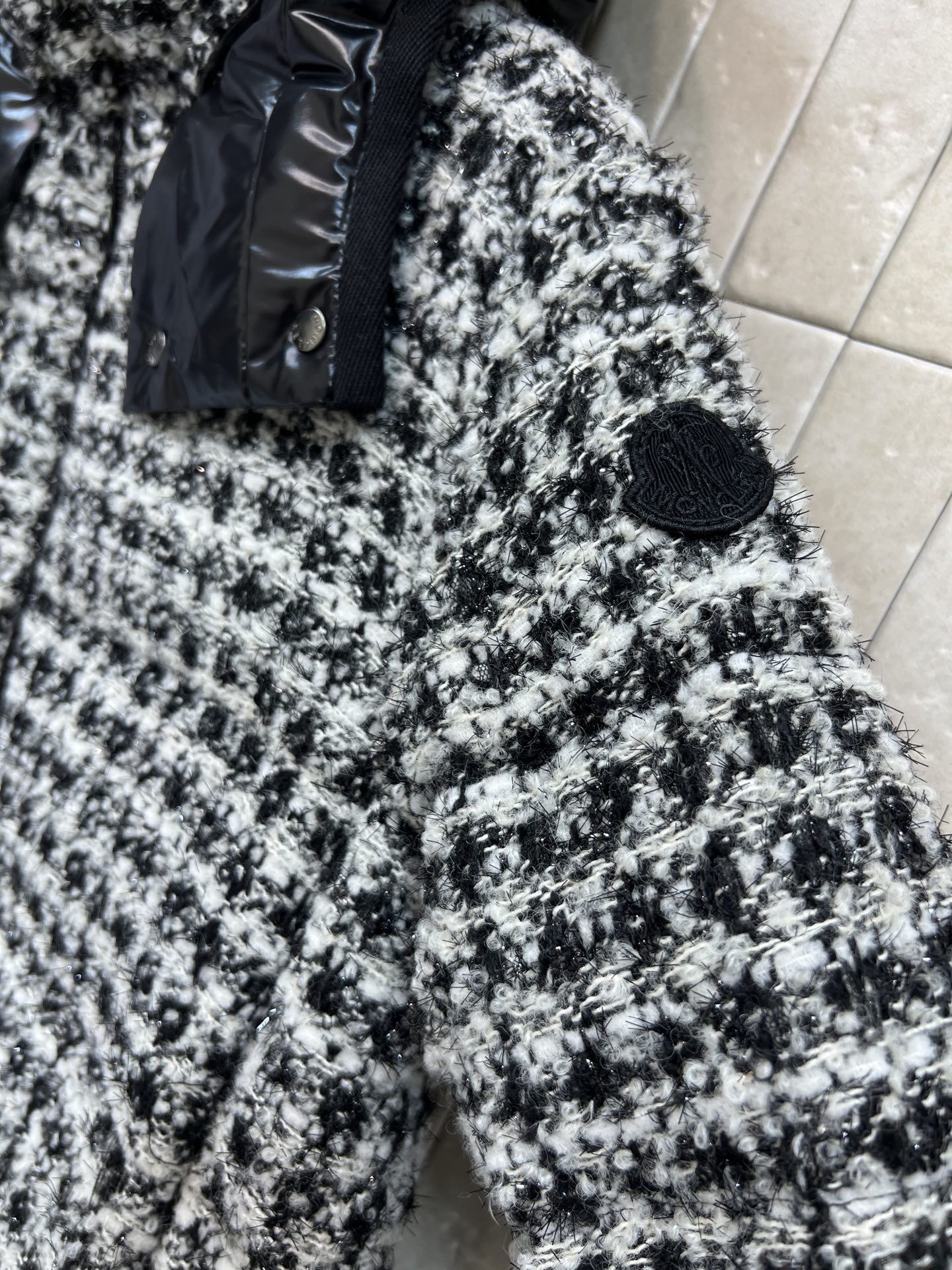 M家 25秋冬新款 粗花呢连帽羽绒服 采用粗花呢编织 红白格纹+黑白格纹/两色 复古小香风感满满 短款设