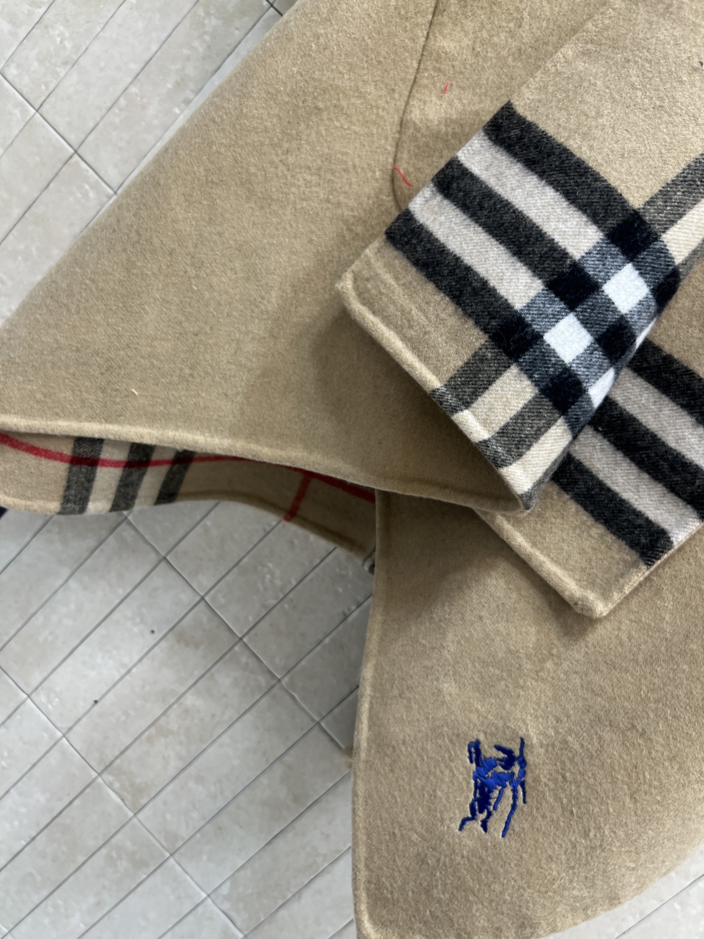 BUR家 25秋冬新款 连帽羊绒斗篷披肩 100%山羊绒 柔软亲肤 秋冬穿超舒服！经典格纹+马术骑士徽标