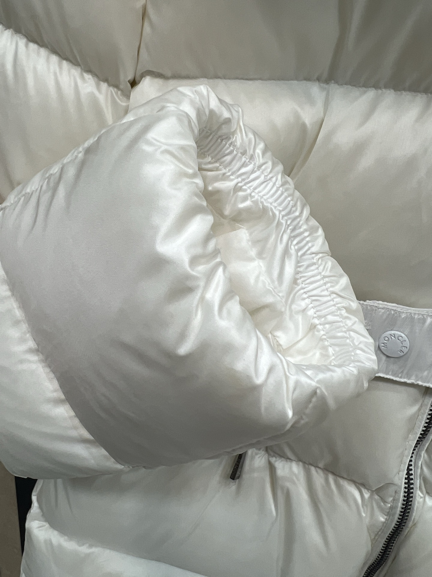 Mo家 25秋冬新款 毛领连帽收腰羽绒服 修身剪裁凸显这款羽绒服的气质 蓬松毫无臃肿感 轻盈利落 领口的