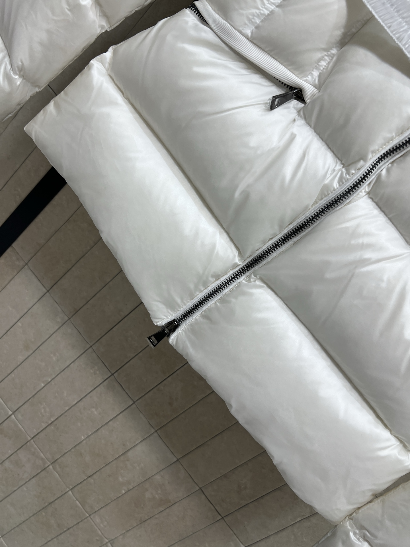 Mo家 25秋冬新款 毛领连帽收腰羽绒服 修身剪裁凸显这款羽绒服的气质 蓬松毫无臃肿感 轻盈利落 领口的