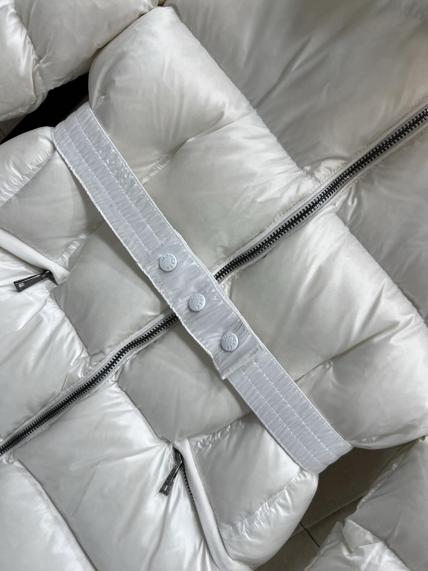 Mo家 25秋冬新款 毛领连帽收腰羽绒服 修身剪裁凸显这款羽绒服的气质 蓬松毫无臃肿感 轻盈利落 领口的