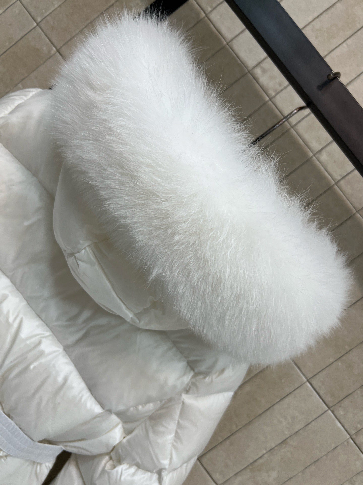 Mo家 25秋冬新款 毛领连帽收腰羽绒服 修身剪裁凸显这款羽绒服的气质 蓬松毫无臃肿感 轻盈利落 领口的