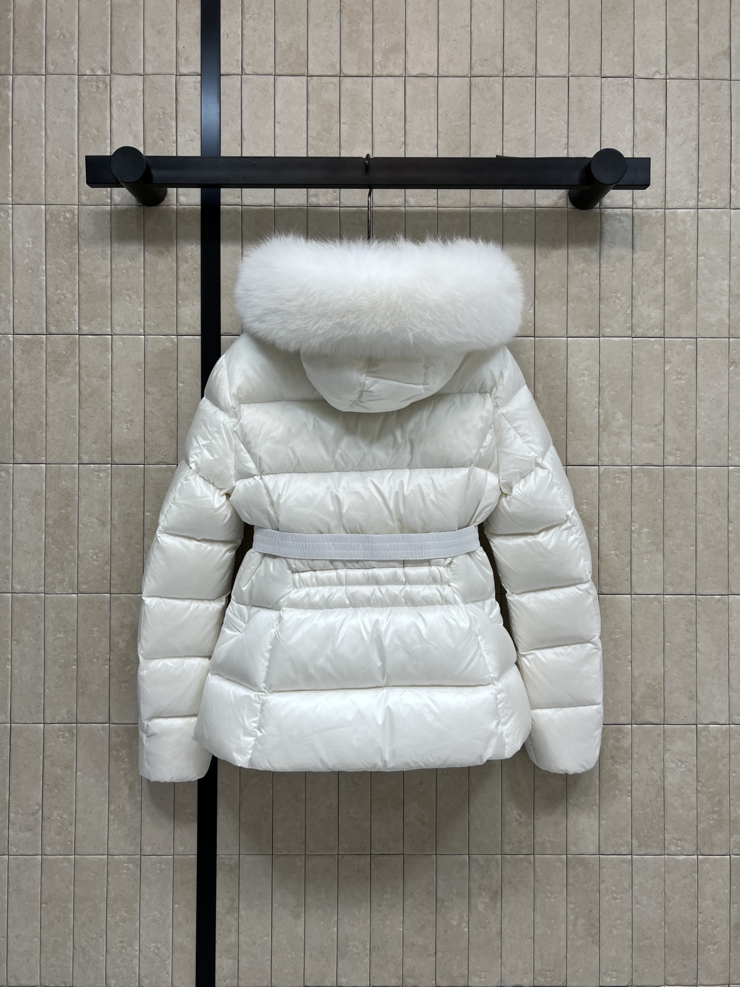 Mo家 25秋冬新款 毛领连帽收腰羽绒服 修身剪裁凸显这款羽绒服的气质 蓬松毫无臃肿感 轻盈利落 领口的