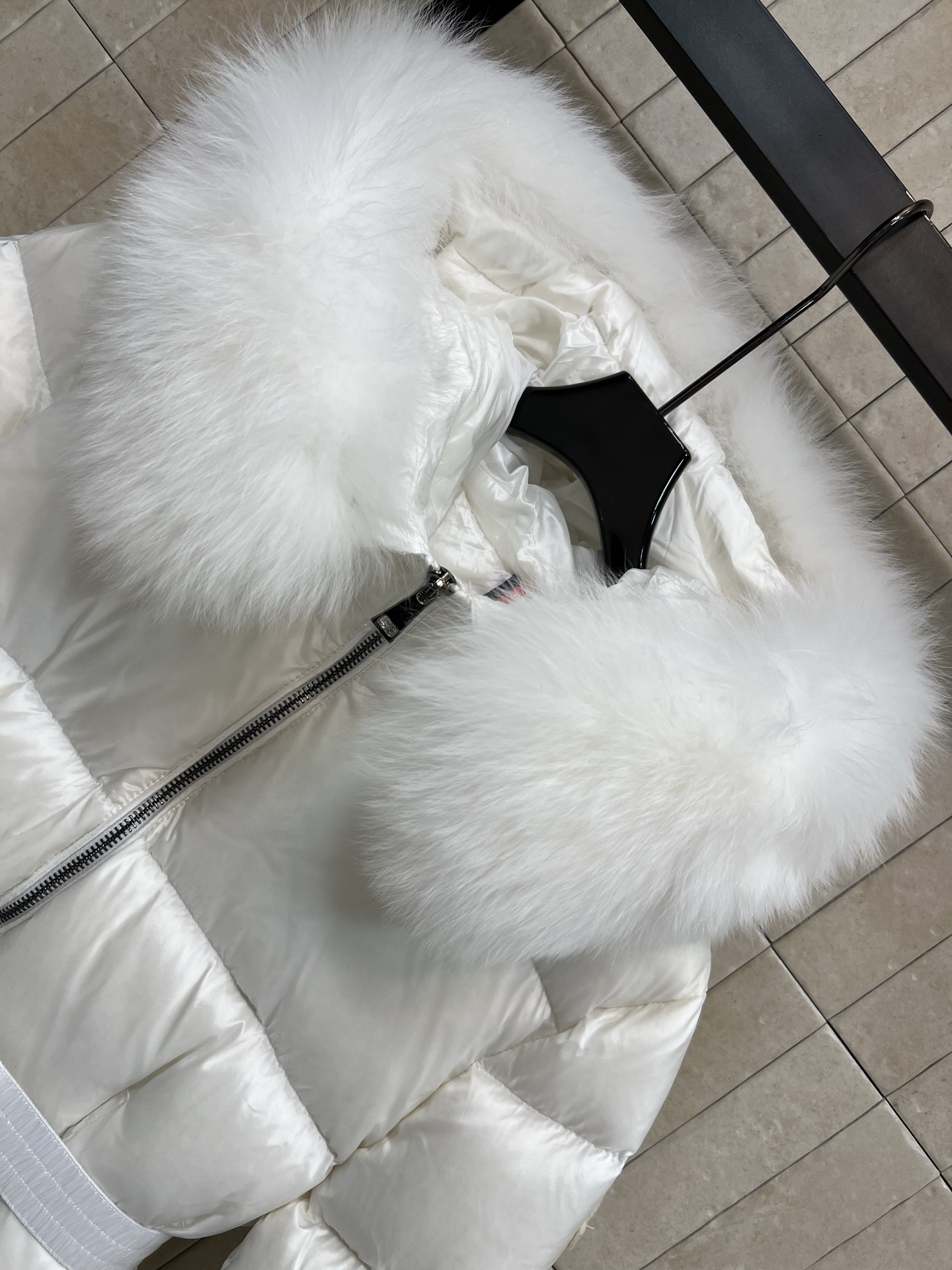 Mo家 25秋冬新款 毛领连帽收腰羽绒服 修身剪裁凸显这款羽绒服的气质 蓬松毫无臃肿感 轻盈利落 领口的