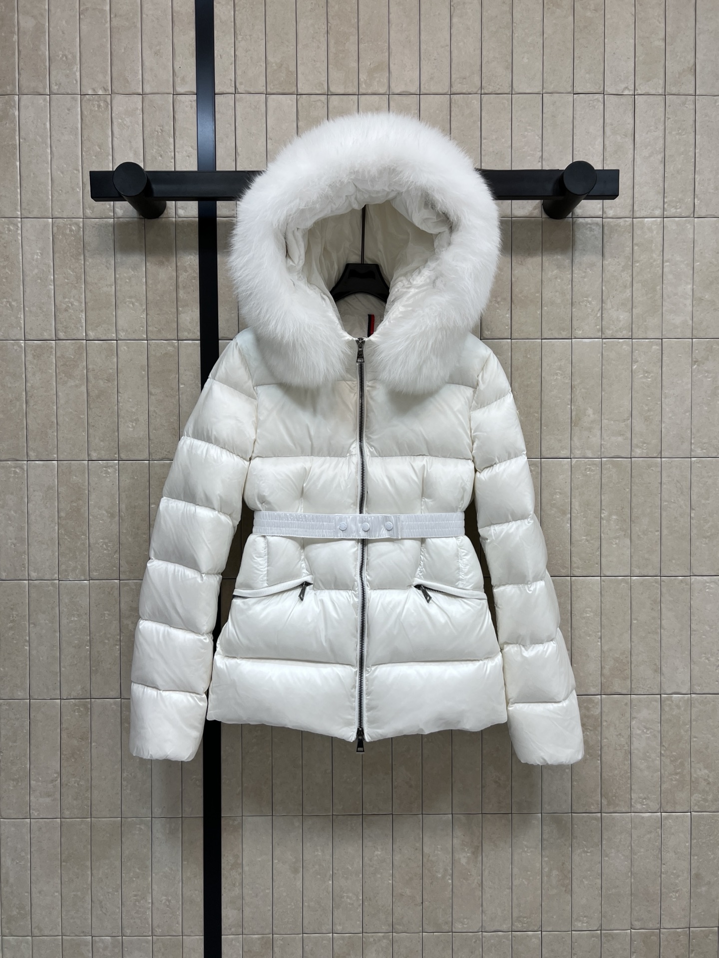 Mo家 25秋冬新款 毛领连帽收腰羽绒服 修身剪裁凸显这款羽绒服的气质 蓬松毫无臃肿感 轻盈利落 领口的