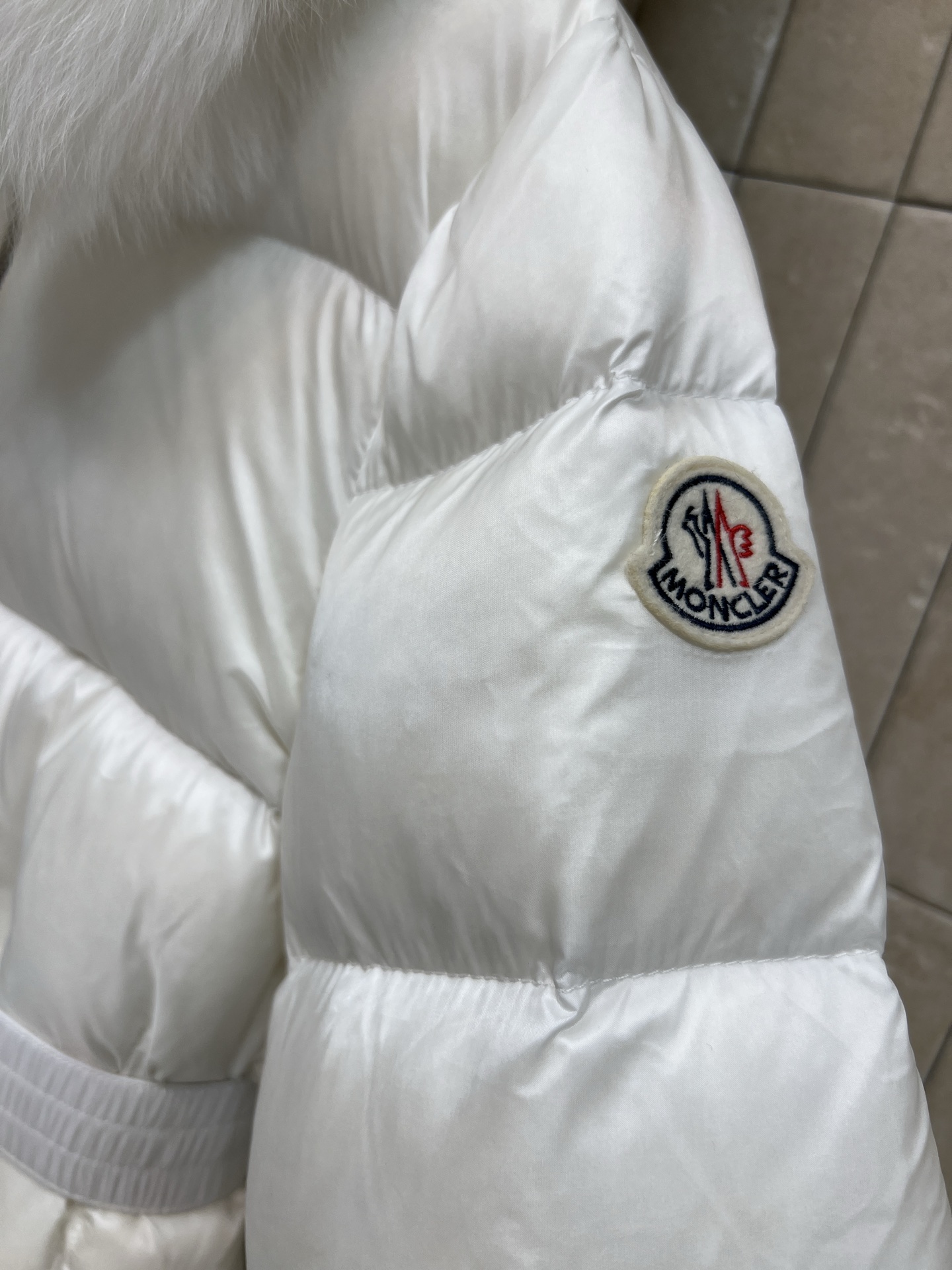 Mo家 25秋冬新款 毛领连帽收腰羽绒服 修身剪裁凸显这款羽绒服的气质 蓬松毫无臃肿感 轻盈利落 领口的