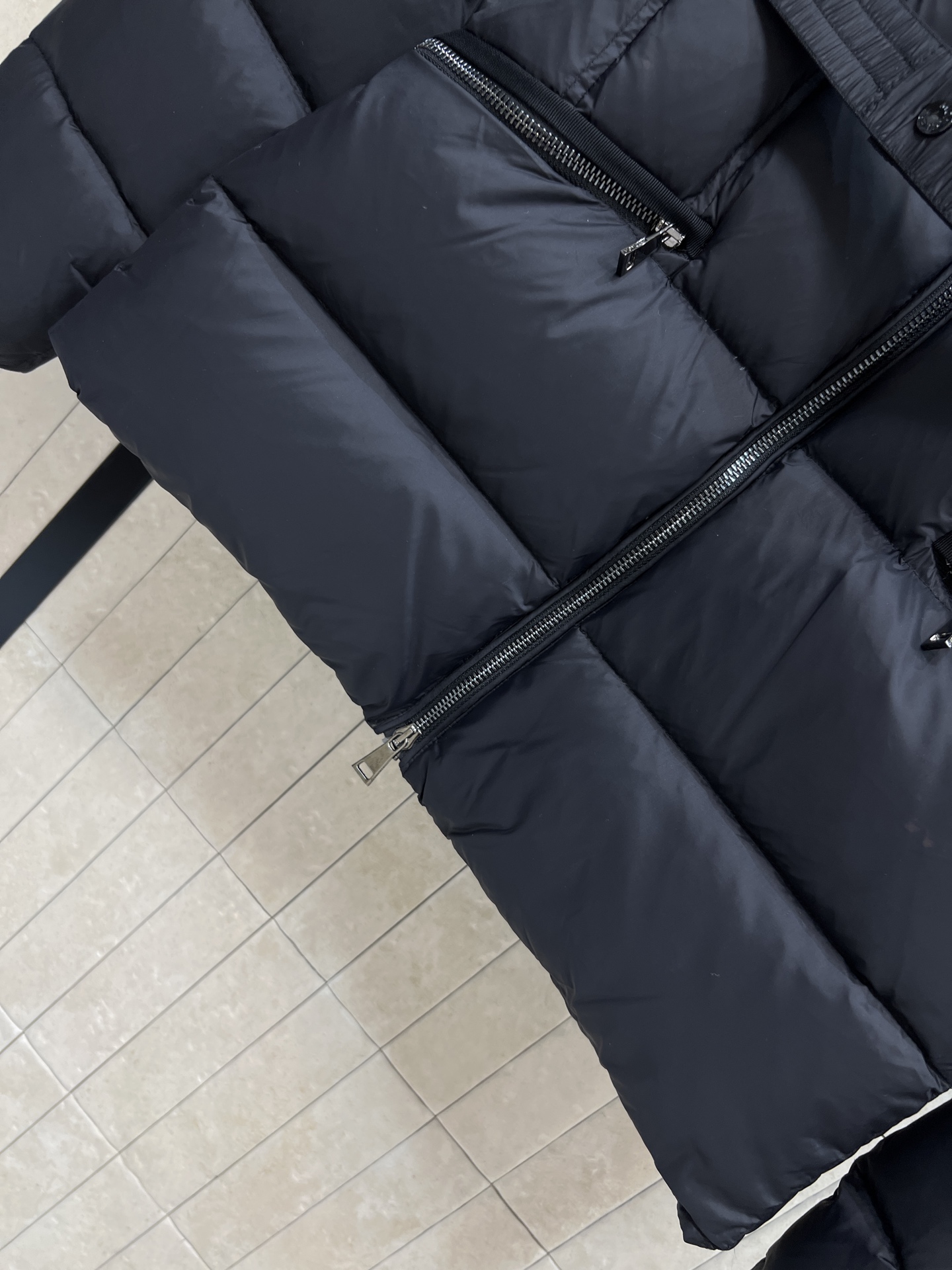 Mo家 25秋冬新款 毛领连帽收腰羽绒服 修身剪裁凸显这款羽绒服的气质 蓬松毫无臃肿感 轻盈利落 领口的