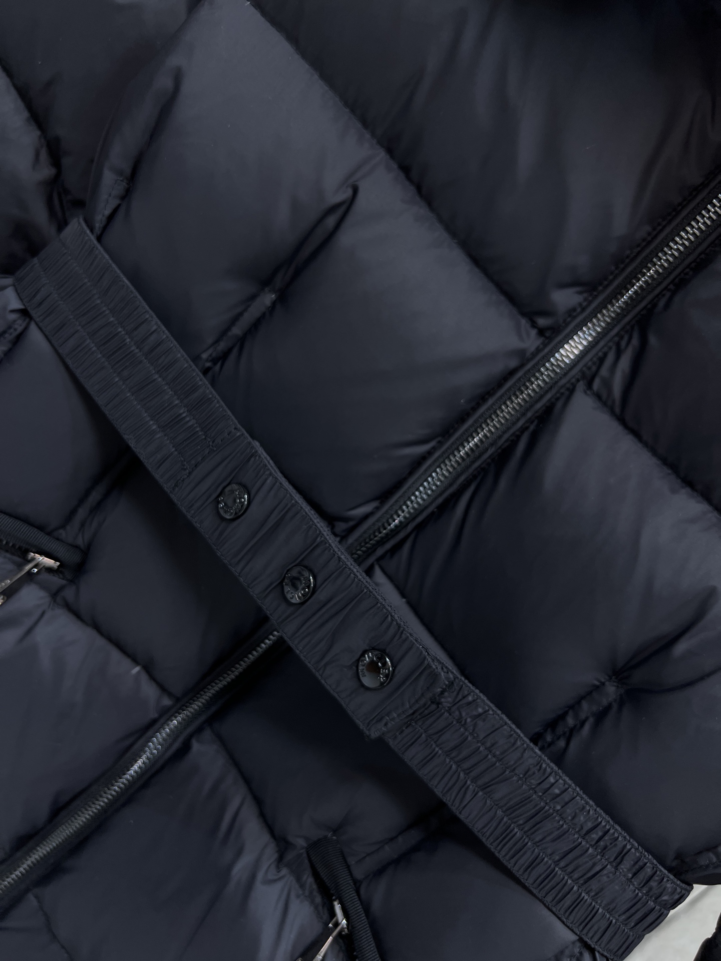 Mo家 25秋冬新款 毛领连帽收腰羽绒服 修身剪裁凸显这款羽绒服的气质 蓬松毫无臃肿感 轻盈利落 领口的