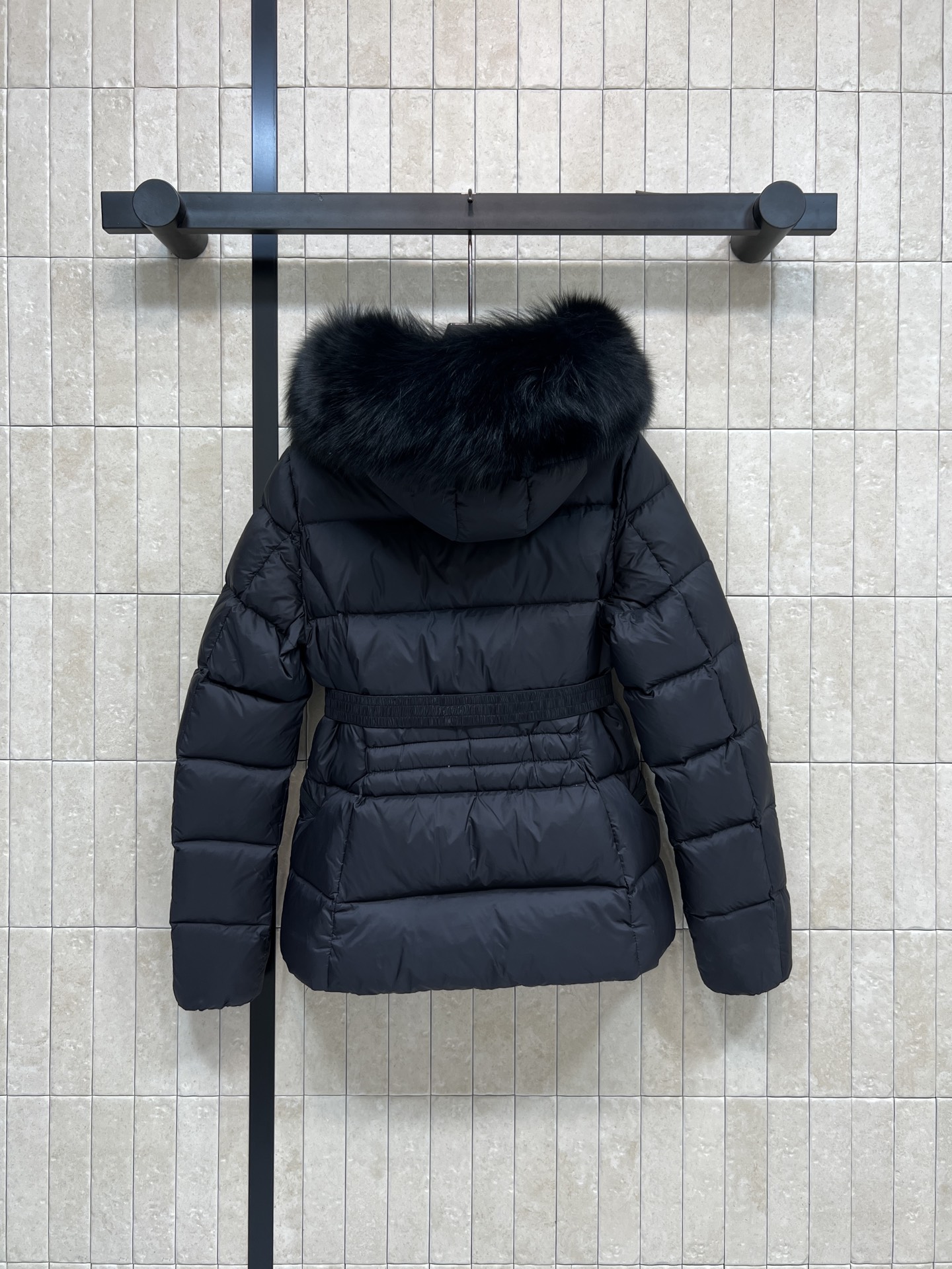 Mo家 25秋冬新款 毛领连帽收腰羽绒服 修身剪裁凸显这款羽绒服的气质 蓬松毫无臃肿感 轻盈利落 领口的