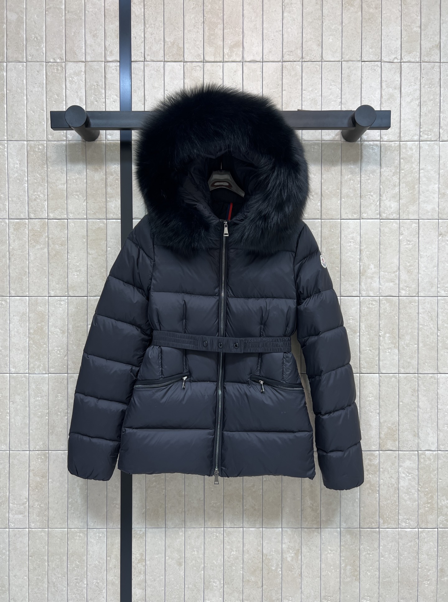 Mo家 25秋冬新款 毛领连帽收腰羽绒服 修身剪裁凸显这款羽绒服的气质 蓬松毫无臃肿感 轻盈利落 领口的