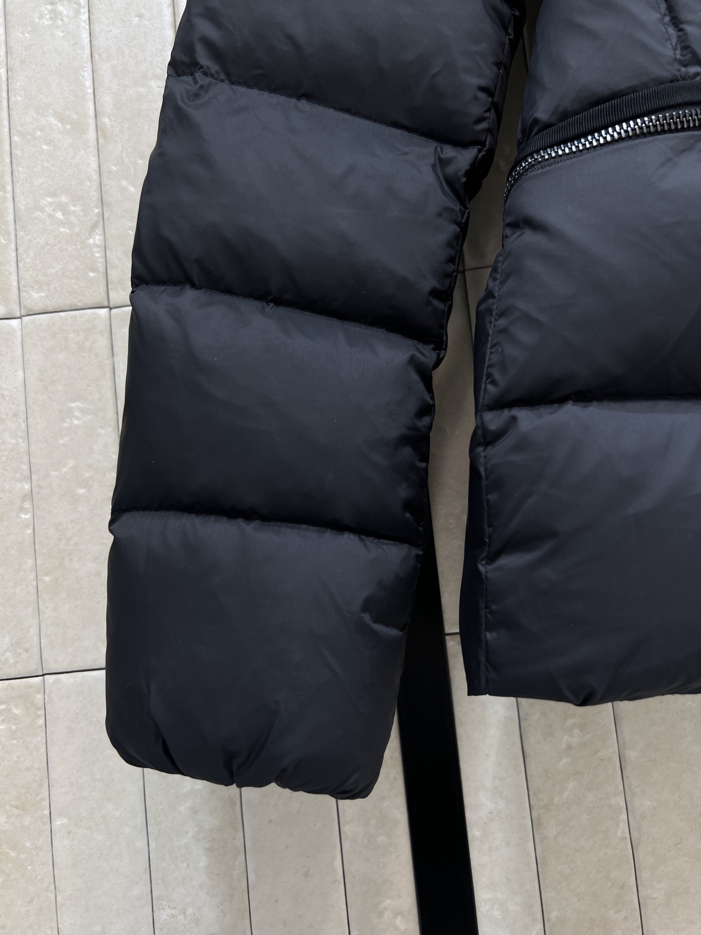 Mo家 25秋冬新款 毛领连帽收腰羽绒服 修身剪裁凸显这款羽绒服的气质 蓬松毫无臃肿感 轻盈利落 领口的