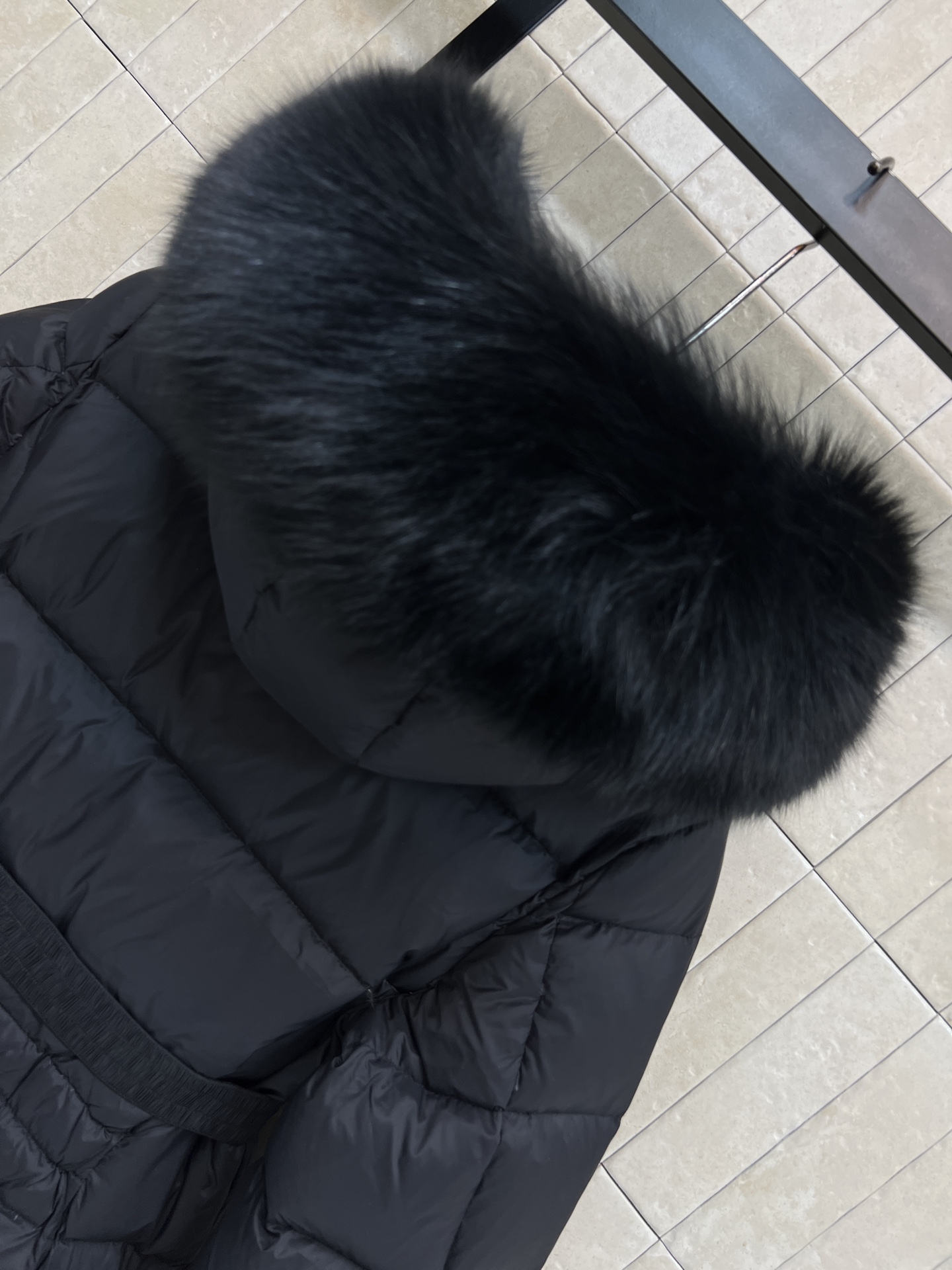 Mo家 25秋冬新款 毛领连帽收腰羽绒服 修身剪裁凸显这款羽绒服的气质 蓬松毫无臃肿感 轻盈利落 领口的