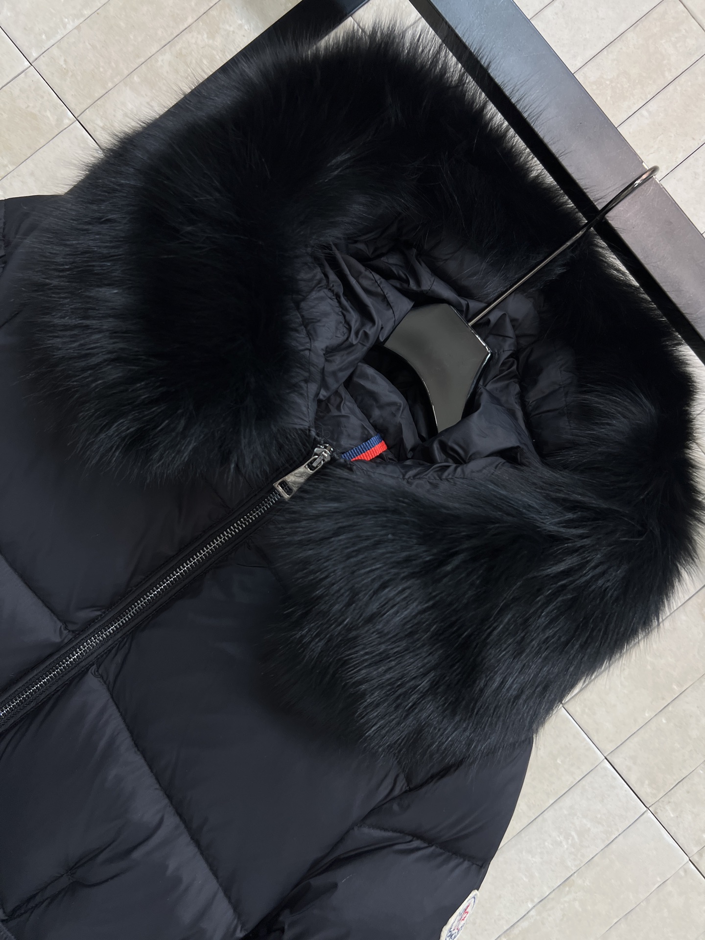 Mo家 25秋冬新款 毛领连帽收腰羽绒服 修身剪裁凸显这款羽绒服的气质 蓬松毫无臃肿感 轻盈利落 领口的