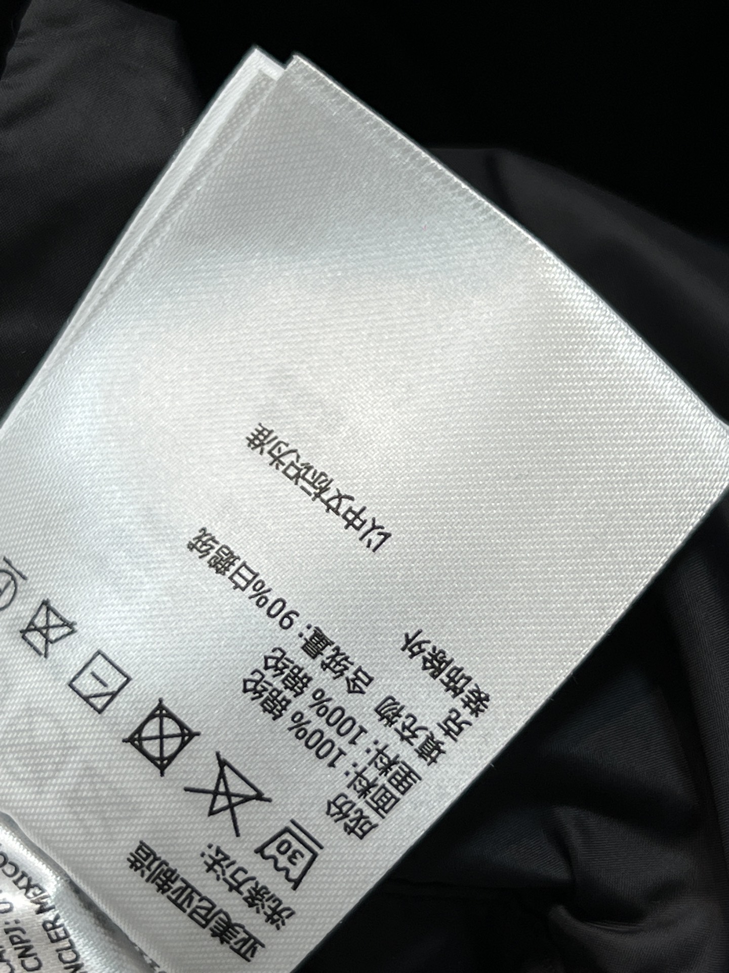 Mo家 25秋冬新款 毛领连帽收腰羽绒服 修身剪裁凸显这款羽绒服的气质 蓬松毫无臃肿感 轻盈利落 领口的