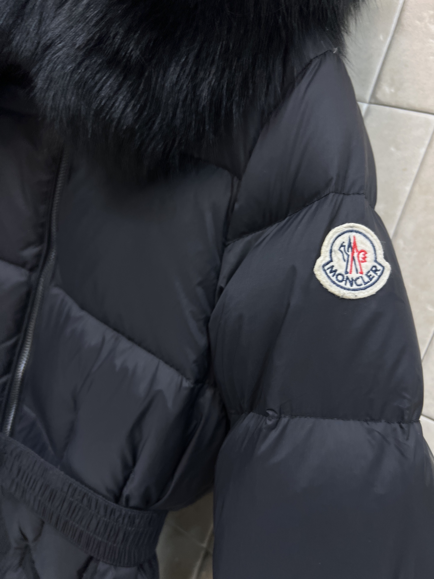 Mo家 25秋冬新款 毛领连帽收腰羽绒服 修身剪裁凸显这款羽绒服的气质 蓬松毫无臃肿感 轻盈利落 领口的