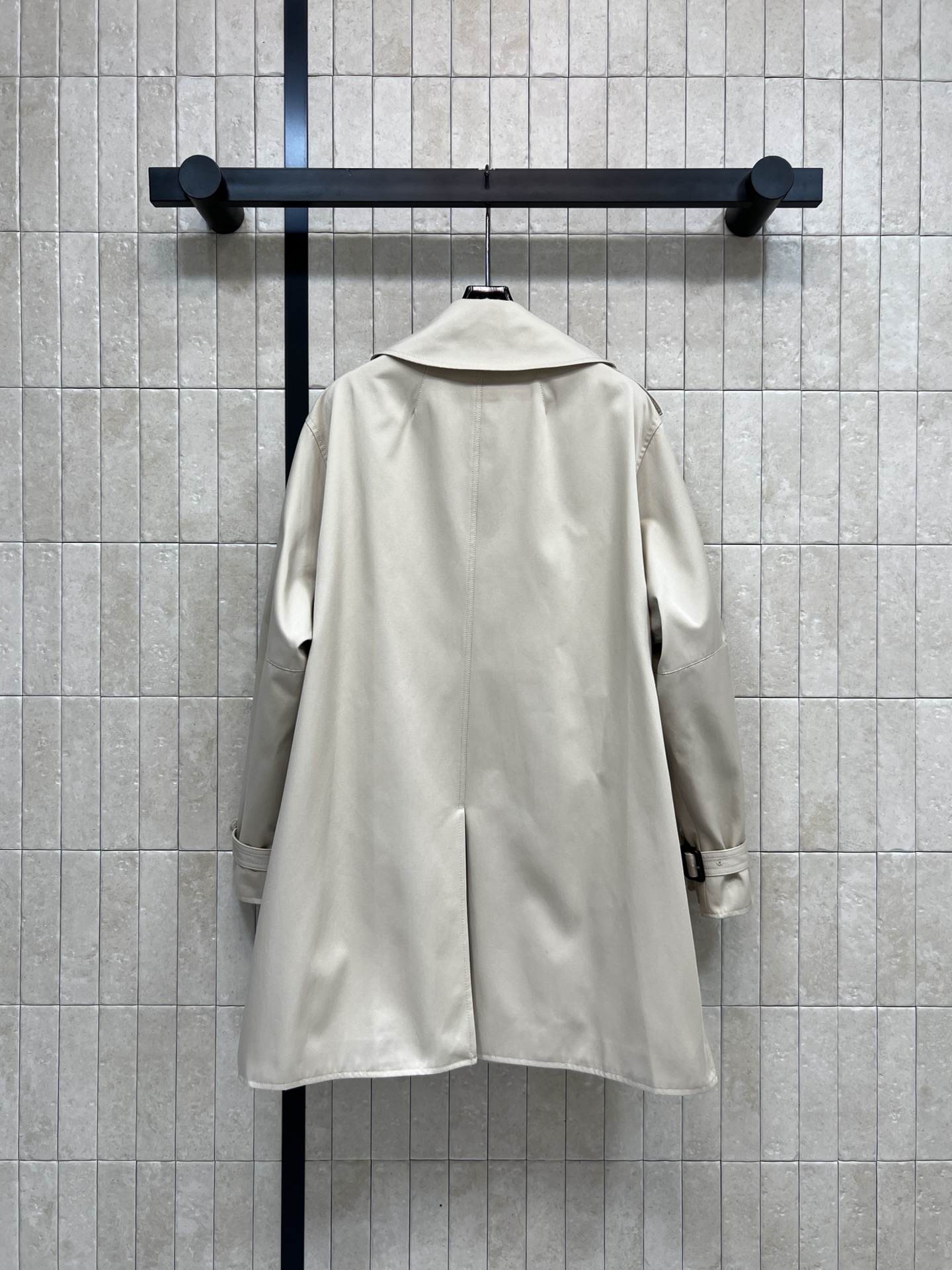 25秋冬新款 卡其色英伦风衣上身妙抬气质气场 经典双排扣设计 翻领廓形风衣 腰间搭配腰带收腰造型 亮眼的