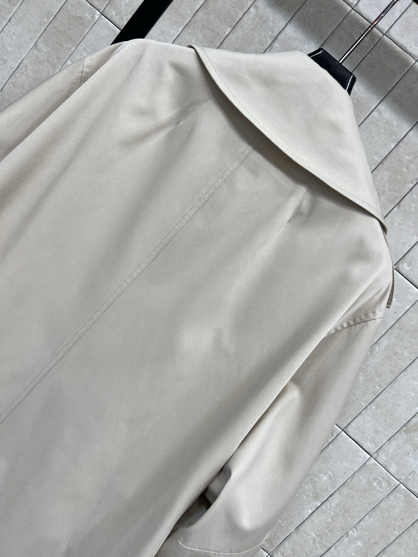 25秋冬新款 卡其色英伦风衣上身妙抬气质气场 经典双排扣设计 翻领廓形风衣 腰间搭配腰带收腰造型 亮眼的