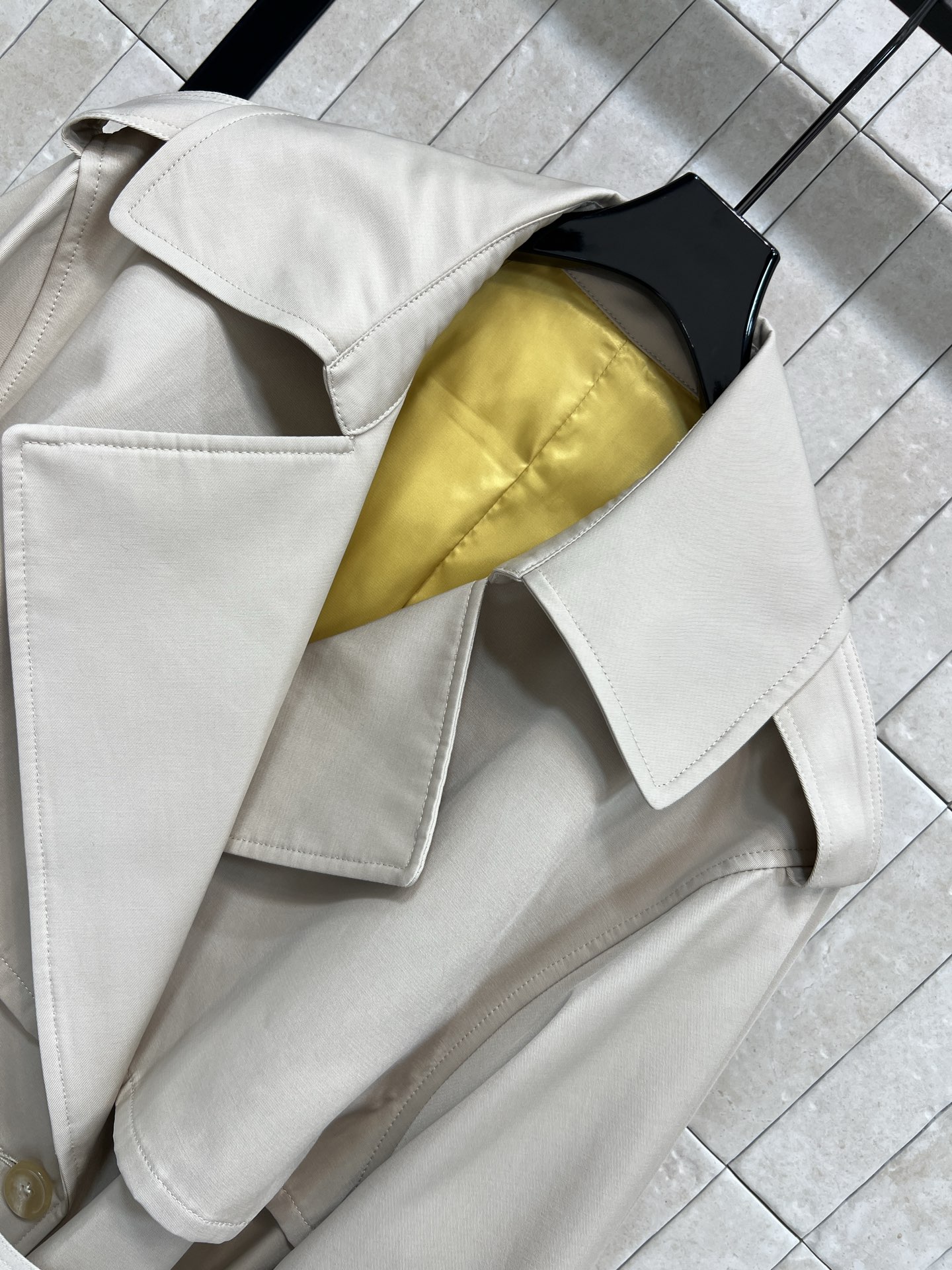 25秋冬新款 卡其色英伦风衣上身妙抬气质气场 经典双排扣设计 翻领廓形风衣 腰间搭配腰带收腰造型 亮眼的