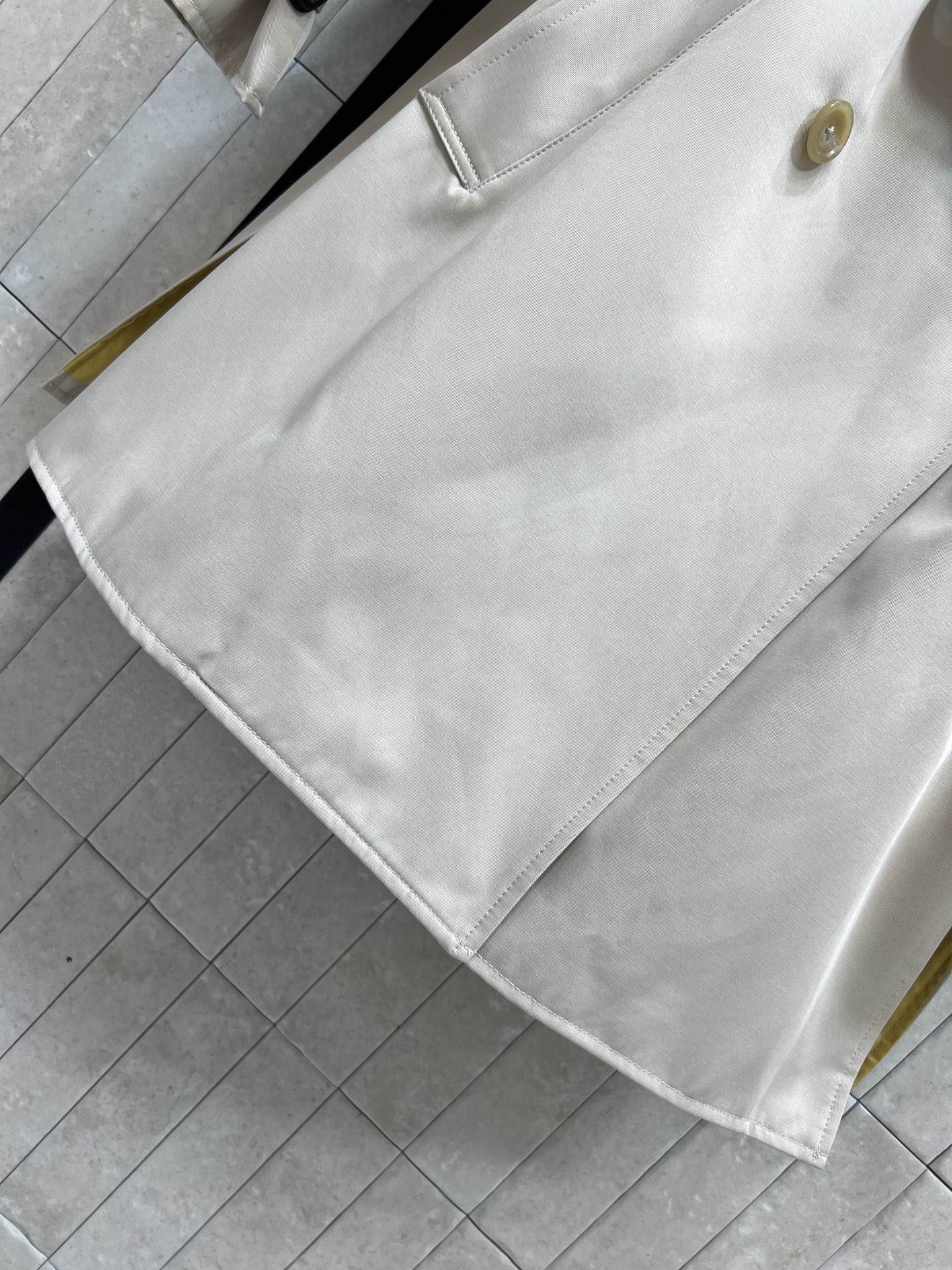 25秋冬新款 卡其色英伦风衣上身妙抬气质气场 经典双排扣设计 翻领廓形风衣 腰间搭配腰带收腰造型 亮眼的