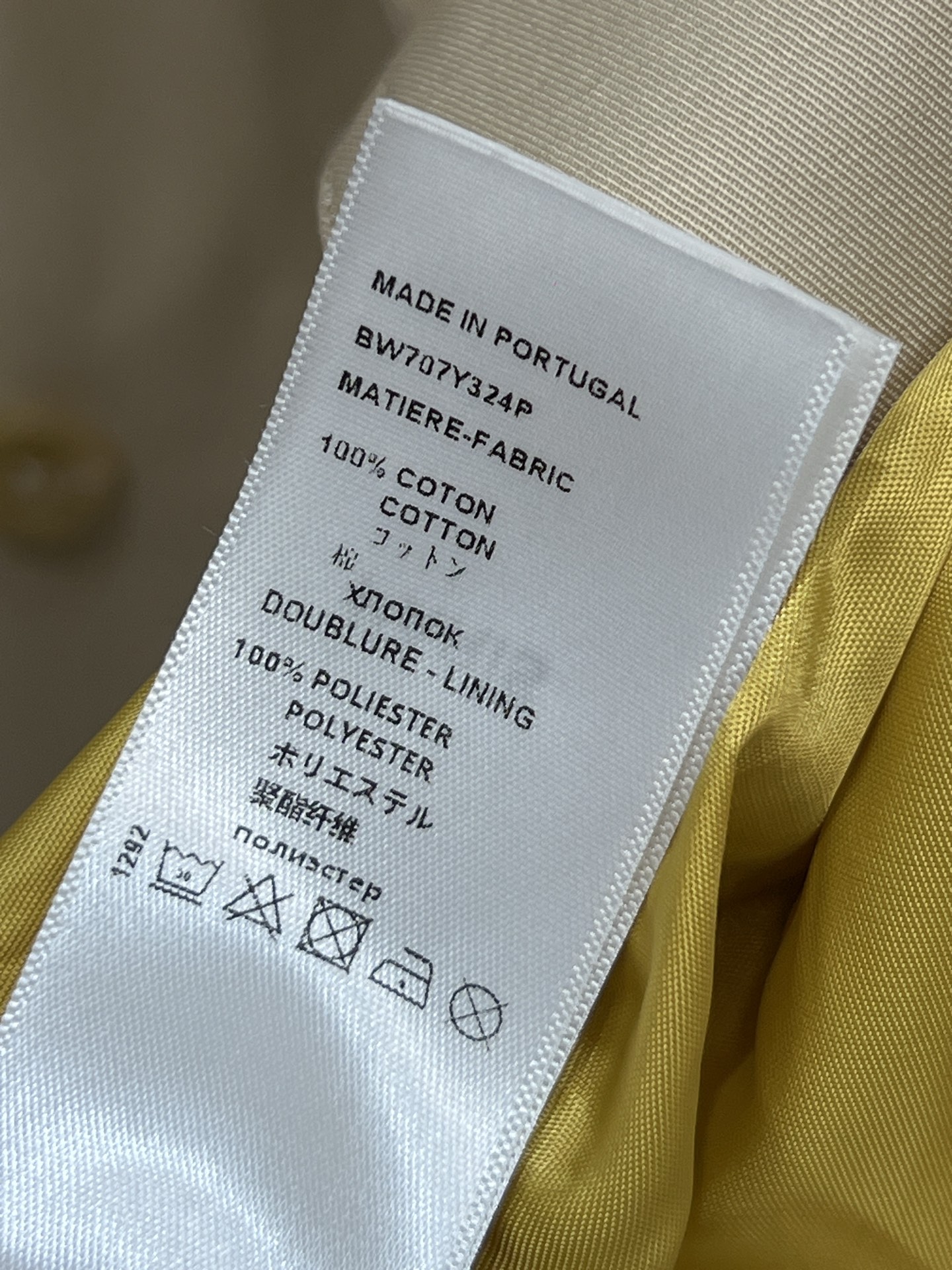 25秋冬新款 卡其色英伦风衣上身妙抬气质气场 经典双排扣设计 翻领廓形风衣 腰间搭配腰带收腰造型 亮眼的