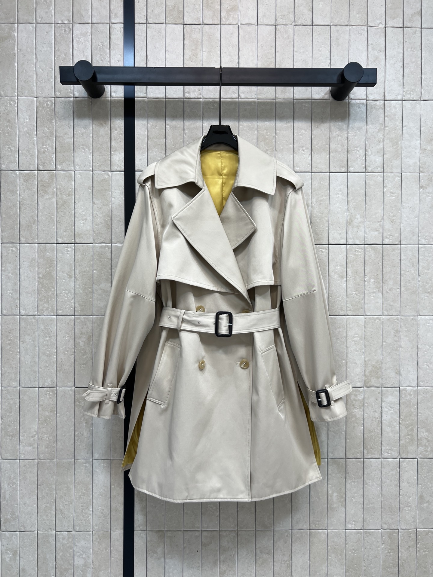 NO:588599,New autumn and winter 25 khaki British windbreaker. The upper body is elegant and elegant. Classic double-breasted design. Lapel profile windbreaker. The waist is matched with a belt to tighten the waist. The eye-catching yellow lining is smooth and non-static. The detachable belt can be used to tighten the waist or to be lazy. The elastic cuffs are windproof and show slender wrists. The mid-length style reaches the calf. It looks great with short boots or straight pants!  The lining is bright yellow and full of layers~ It can be easily used for commuting, work, and daily life. It is a must-have and versatile item for your autumn wardrobe!  One color three codes SML,,boots,alexander wang1986090925秋冬新款 卡其色英伦风衣 上身妙抬气质气场 经典双排扣设计 翻领廓形风衣 腰间搭配腰带收腰造型 亮眼的黄色内衬顺滑不静电 可拆卸腰带 收腰or慵懒随心切换 袖口松紧带防风又显手腕纤细~中长款到小腿 搭配短靴或直筒裤都超有范儿！内衬亮黄色 层次感满满～ 通勤、职场、日常都能轻松驾驭 秋季衣橱必备百搭单品！一色三码SML,,boots,alexander wang,Women's clothing