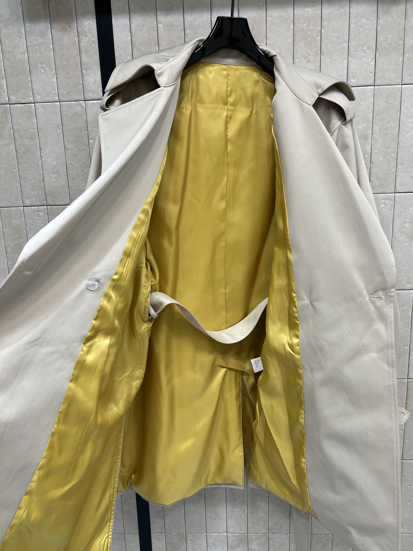 25秋冬新款 卡其色英伦风衣上身妙抬气质气场 经典双排扣设计 翻领廓形风衣 腰间搭配腰带收腰造型 亮眼的