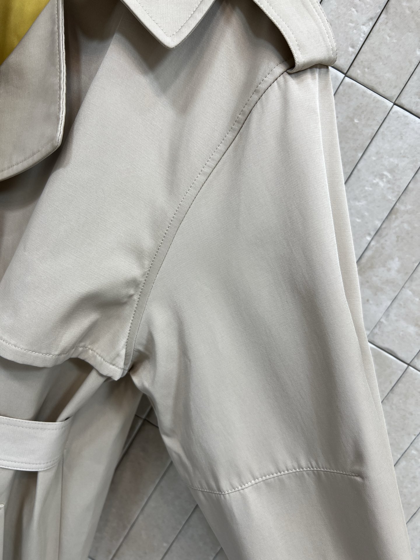 25秋冬新款 卡其色英伦风衣上身妙抬气质气场 经典双排扣设计 翻领廓形风衣 腰间搭配腰带收腰造型 亮眼的