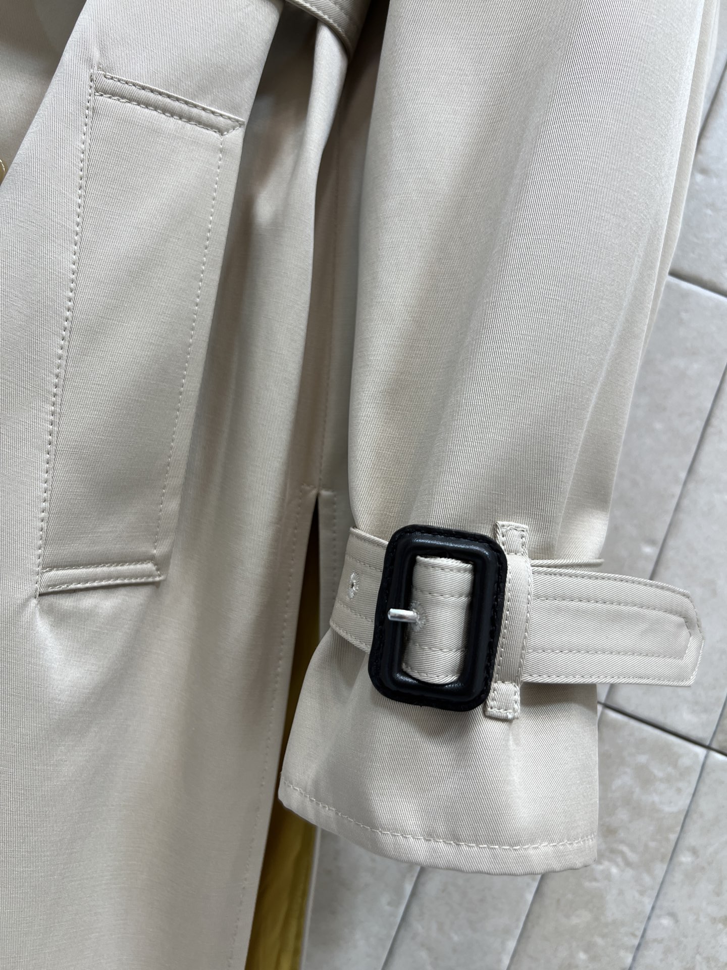 25秋冬新款 卡其色英伦风衣上身妙抬气质气场 经典双排扣设计 翻领廓形风衣 腰间搭配腰带收腰造型 亮眼的