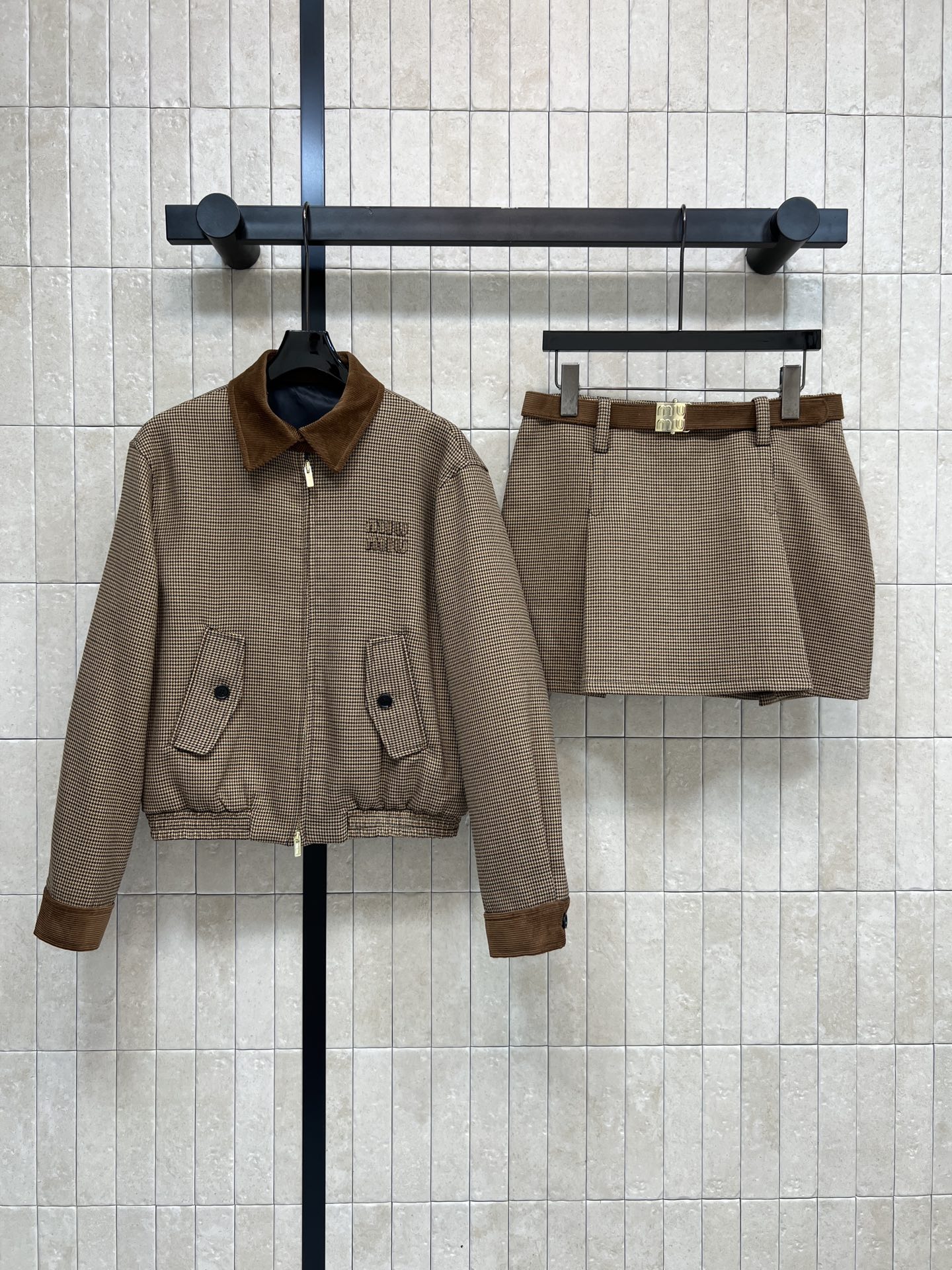 NO:588568,MIU Home 25 new autumn and winter plaid jacket suit, retro plaid + corduroy collar, contrasting color design, super texture!  The jacket is loose and oversize. The skirt is the same plaid + belt. It is easy to switch between college style and sweet and cool style. It is very versatile for early autumn. It looks great when layered with a white shirt or paired with a pleated skirt. It has both retro and modern feel. It can be easily used for daily commuting or casual occasions. One color and three codes SML,,miumiu,versace,skirts,jackets & coats,shirts,alexander wang19860909MIU家 25秋冬新款 格纹夹克套装 复古格纹+灯芯绒衣领 撞色设计超有质感！夹克宽松oversize 短裙同款格纹+腰带 学院风&甜酷风轻松切换 早秋穿搭超百搭 叠穿白衬衫或配百褶裙都很出彩 复古与现代感兼具 日常通勤或休闲场合都能轻松驾驭 一色三码 SML,,miumiu,versace,skirts,jackets & coats,shirts,alexander wang,Women's clothing