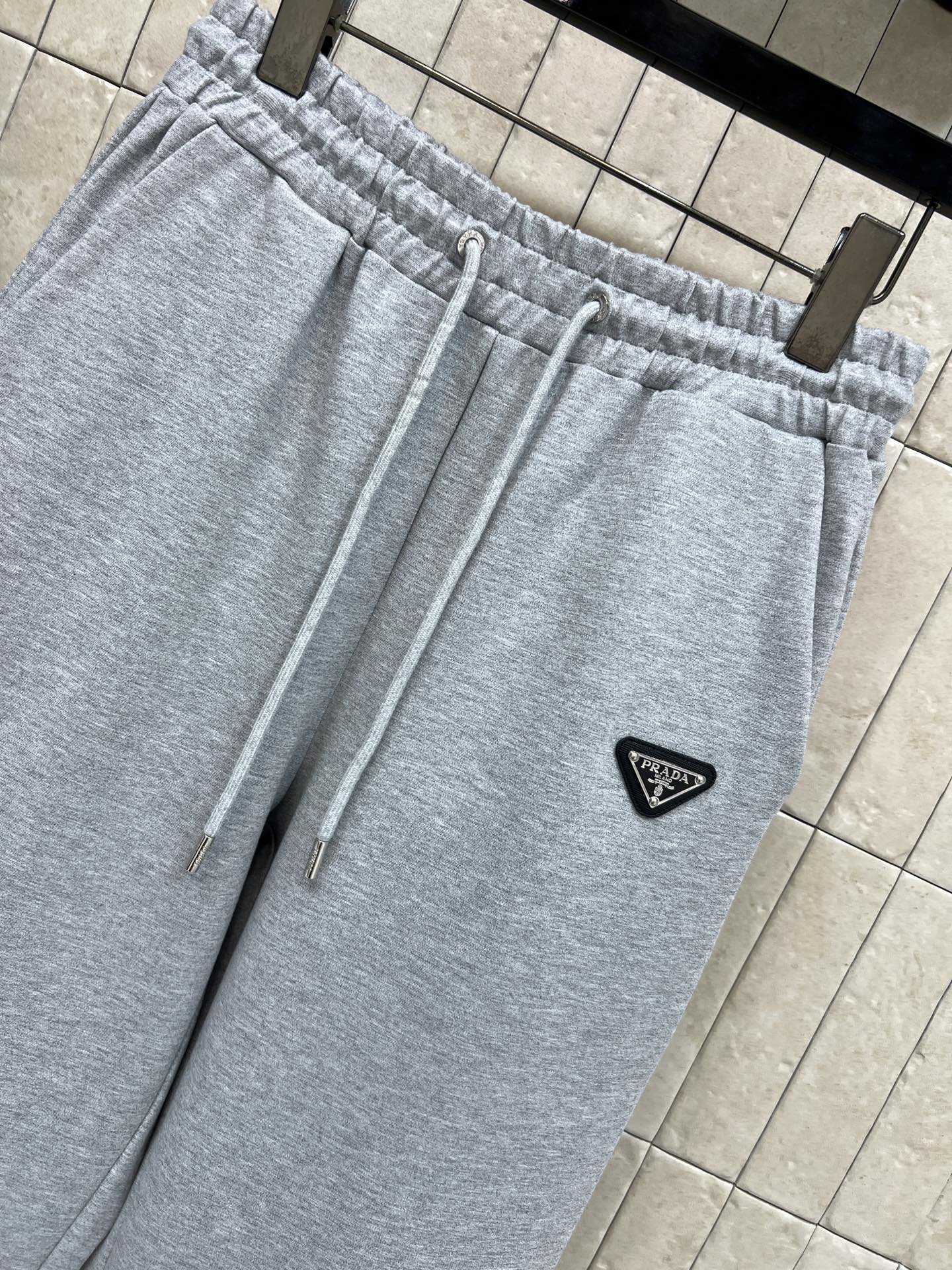 PD家 25秋冬新款 双面穿连帽外套+高腰束脚裤 运动套装 简约设计+三角徽标，低调又高级 连帽卫衣版型