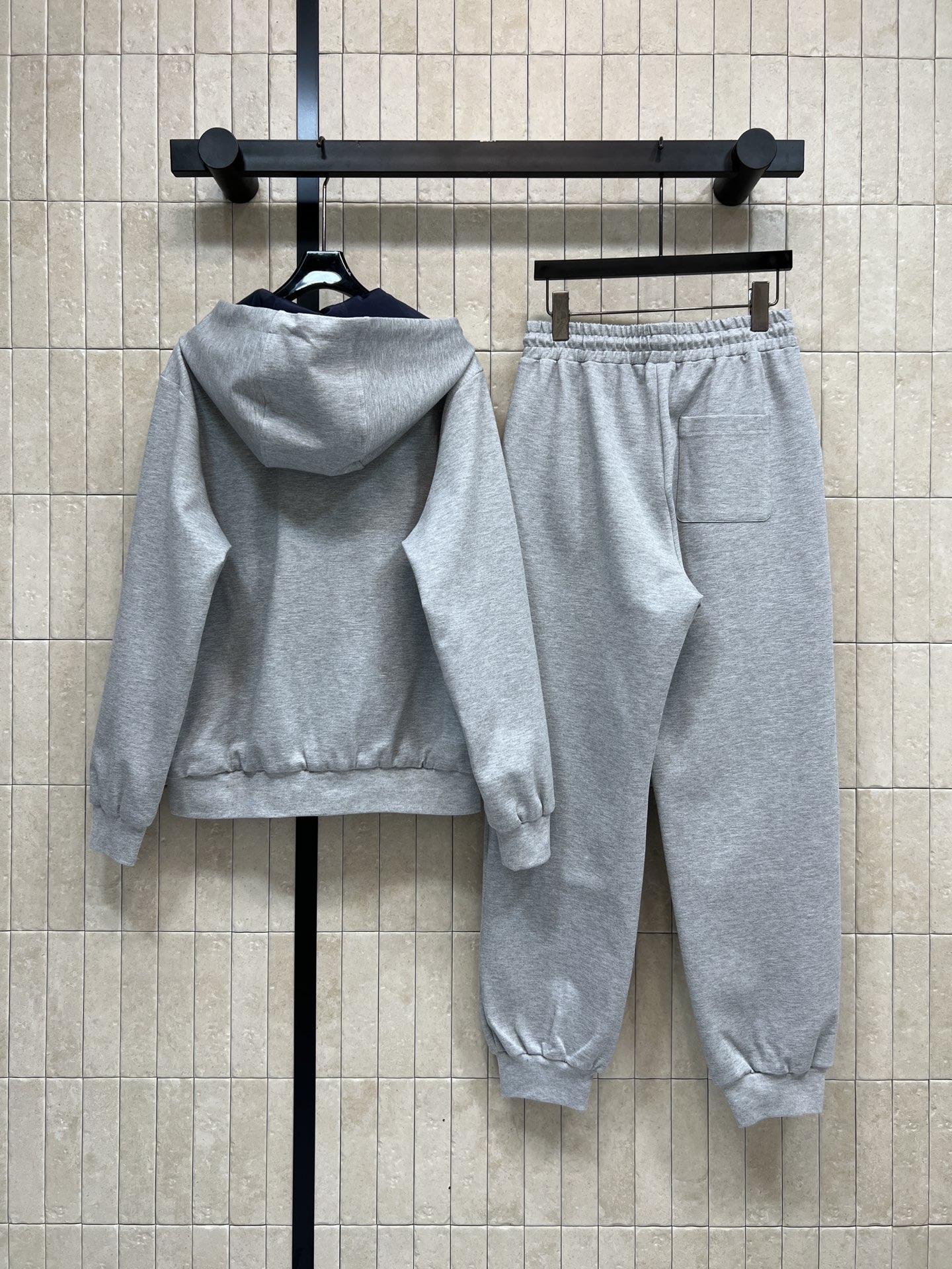 PD家 25秋冬新款 双面穿连帽外套+高腰束脚裤 运动套装 简约设计+三角徽标，低调又高级 连帽卫衣版型