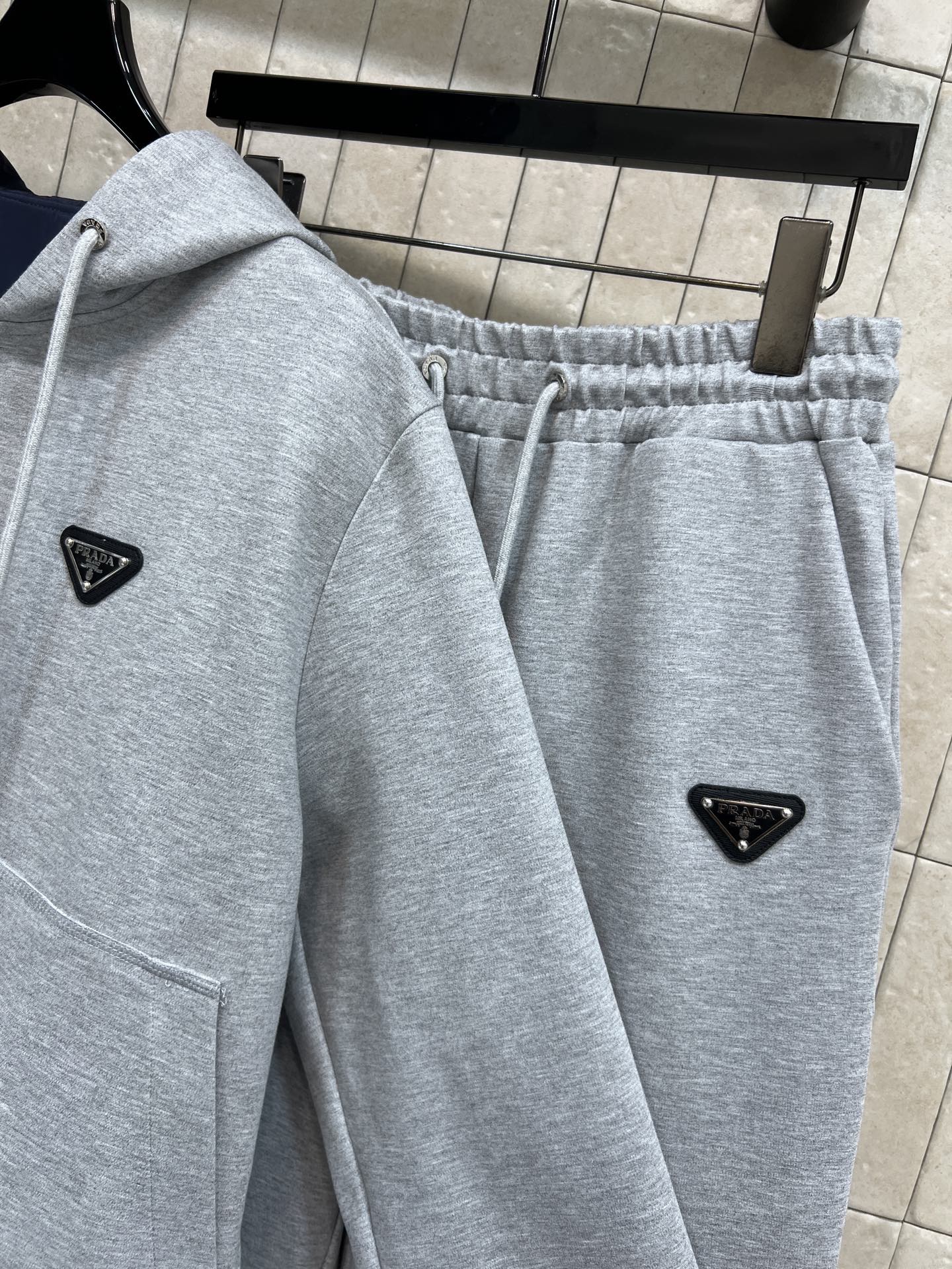 PD家 25秋冬新款 双面穿连帽外套+高腰束脚裤 运动套装 简约设计+三角徽标，低调又高级 连帽卫衣版型