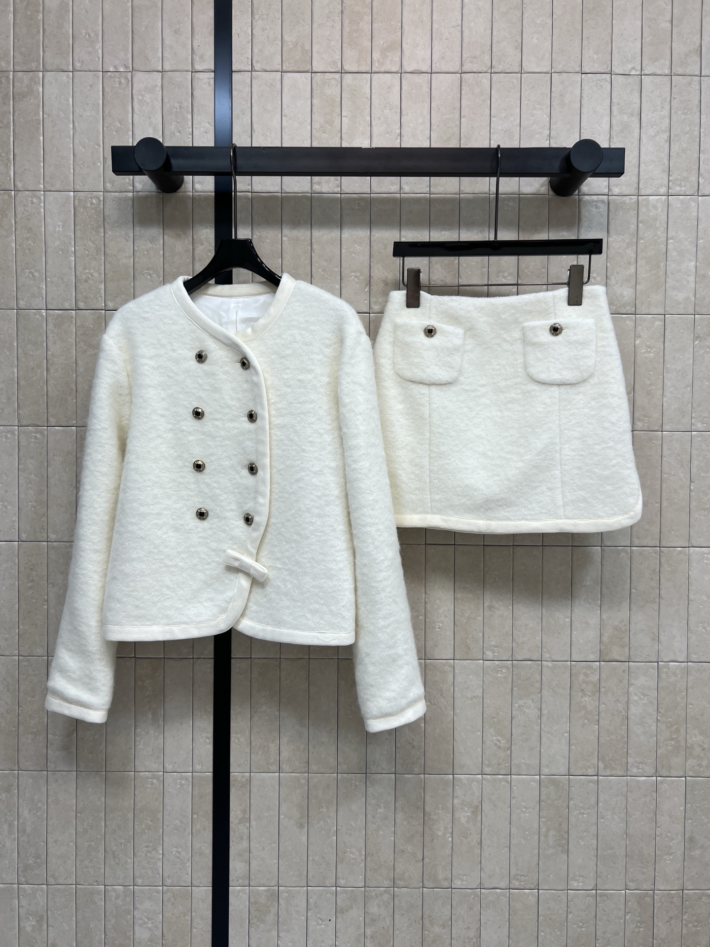 NO:588584,Jacket, skirt, Xiaoxiangjia 25 new autumn and winter style, wool suit, round neck jacket + high waist skirt, daily life for ladies and girls, double breasted + metal button embellishment, simple and exquisite, short design is super tall, one upper body looks slim and high-end, one upper body is really too age-reducing, YB customized wool fabric, molded custom hardware buttons, one set for sale, three sizes in one color, Size/S-M-L,,chanel,skirts,jackets &  coats,alexander wang19860909外套半裙小香家 25秋冬新款 羊毛套装 圆领外套+高腰短裙 名媛又少女的日常 双排扣+金属纽扣点缀 简约又精致 短款设计超显高 一套上身显瘦又高级感 一套上身真的太减龄 了 YB定制的羊毛呢面料 开模定制的五金纽扣 一套出售 一色三码Size/S-M-L,,chanel,skirts,jackets & coats,alexander wang,Women's clothing