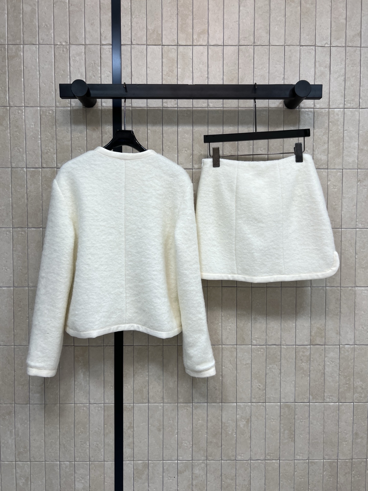 小香家 25秋冬新款 羊毛套装 圆领外套+高腰短裙 名媛又少女的日常 双排扣+金属纽扣点缀 简约又精致 