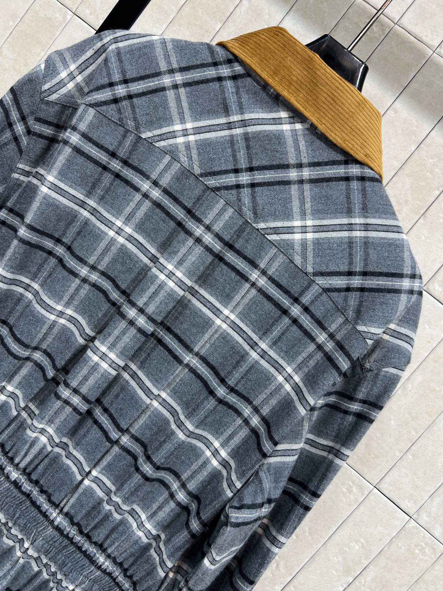 MIU家 25秋冬新款 灯芯绒翻领格纹连衣裙 灰色羊毛格纹连衣裙 搭配黄色灯芯绒翻领 复古学院风满满！胸